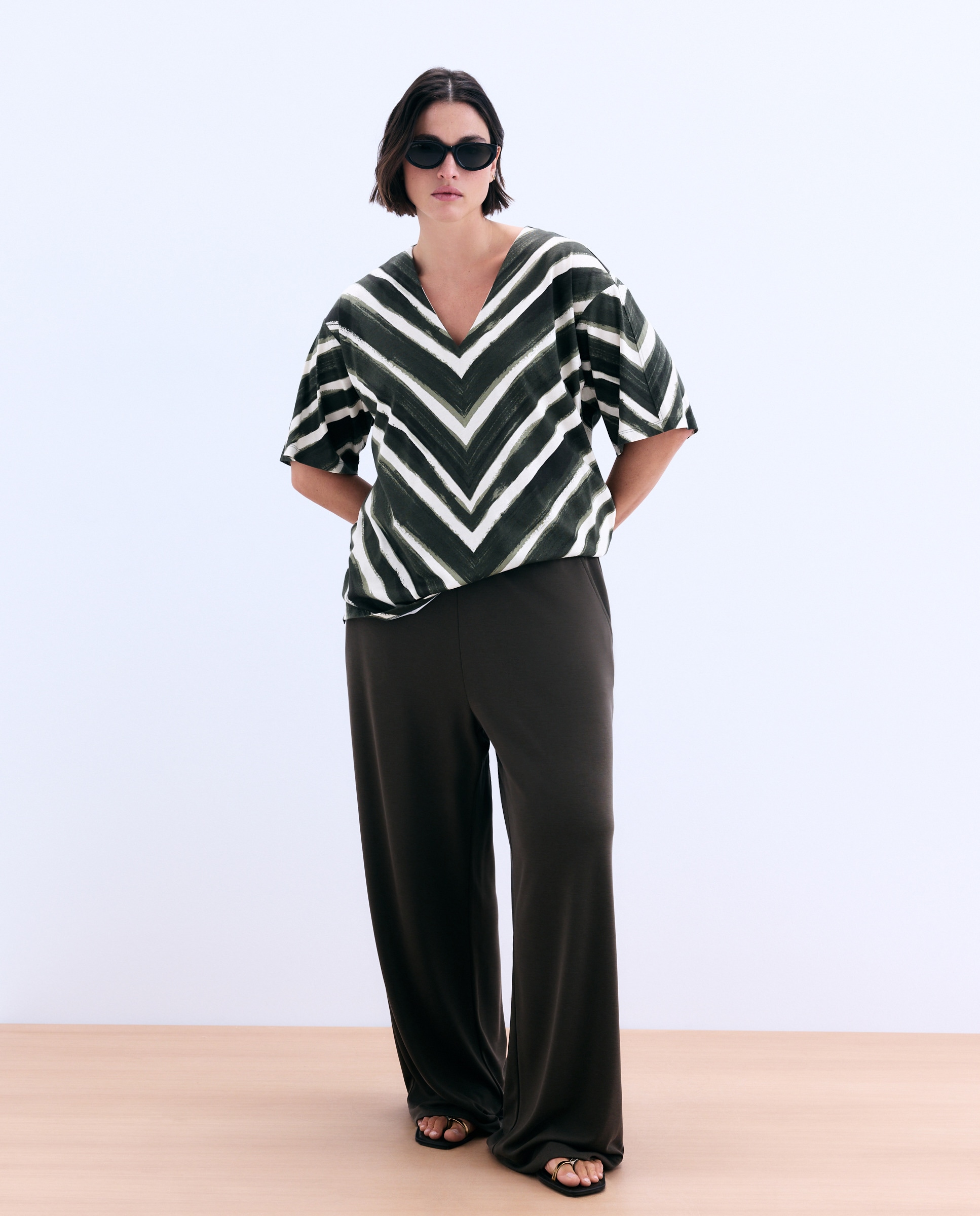 T-shirt com Decote em Bico e Risca Diagonal Verde-2