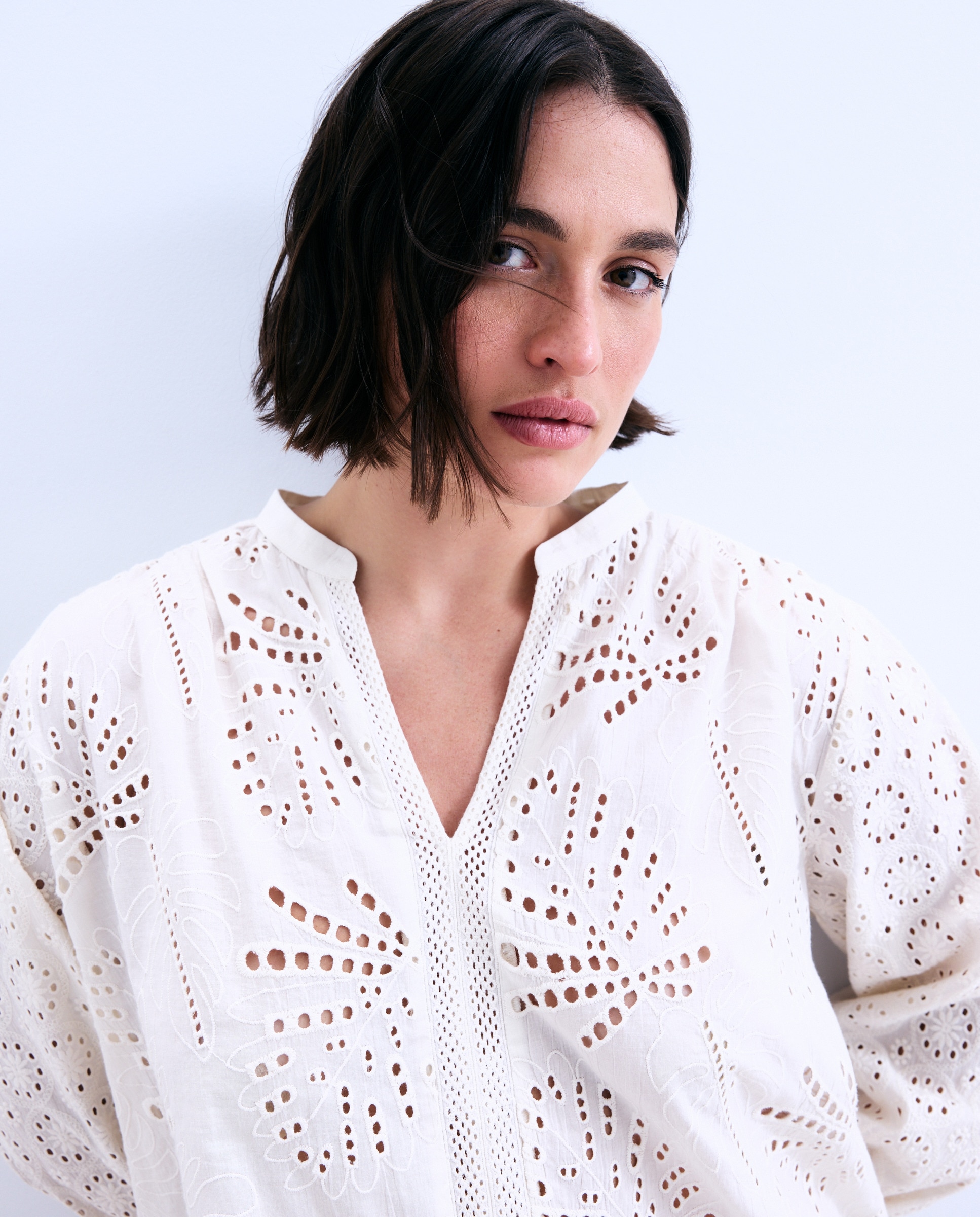 Imagem 0 de Blusa de Manga Comprida com Bordados Combinados