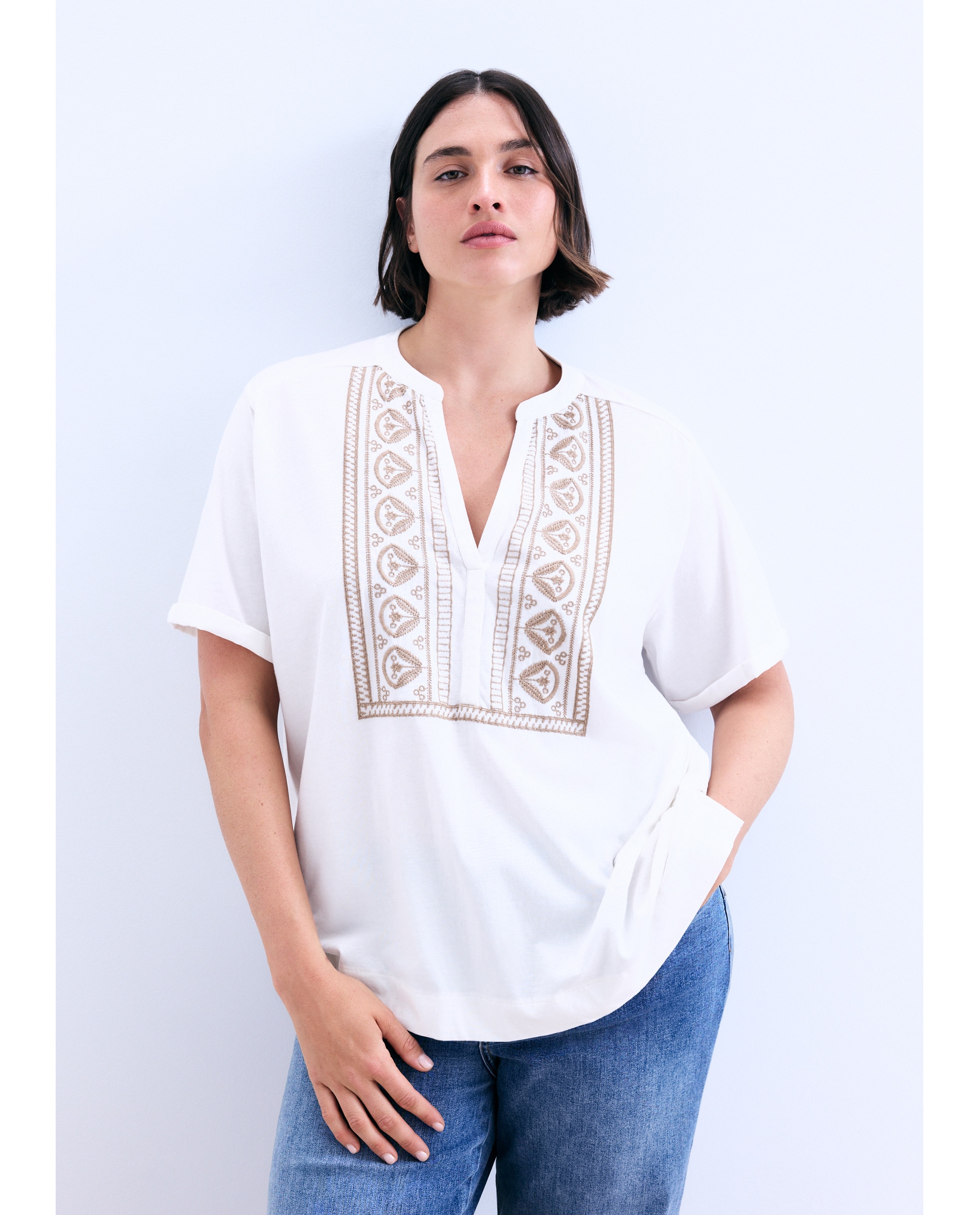 T-shirt com Bordado no Peitilho Bege-2