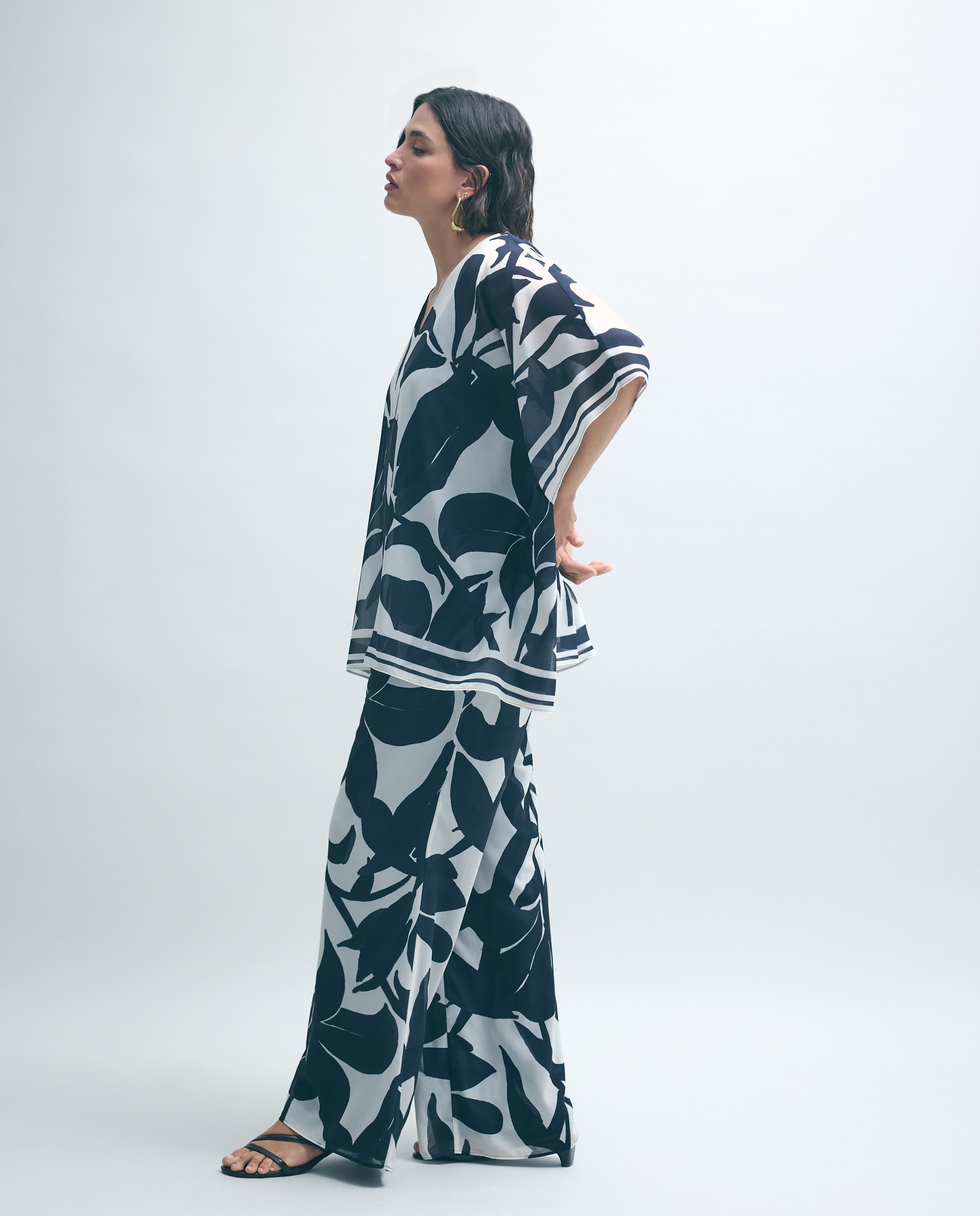 Imagem 0 de Calças Largas com Chiffon Estampado