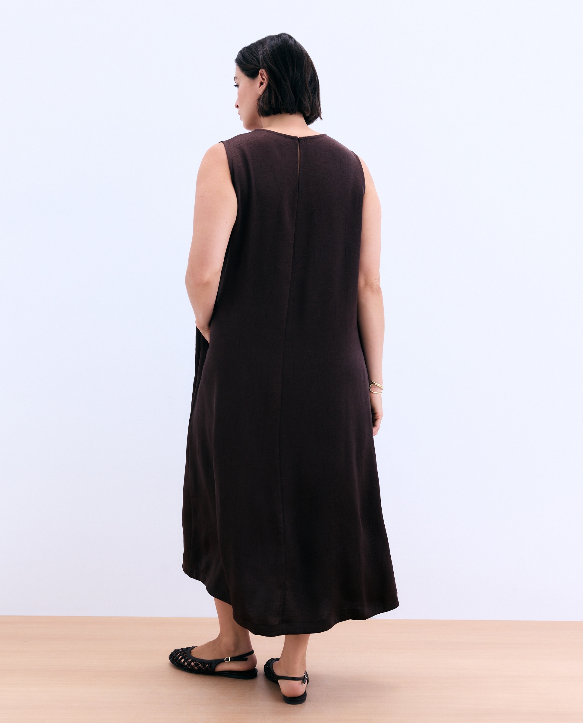 Vestido Comprido de Cetim Crinkle Castanho-3