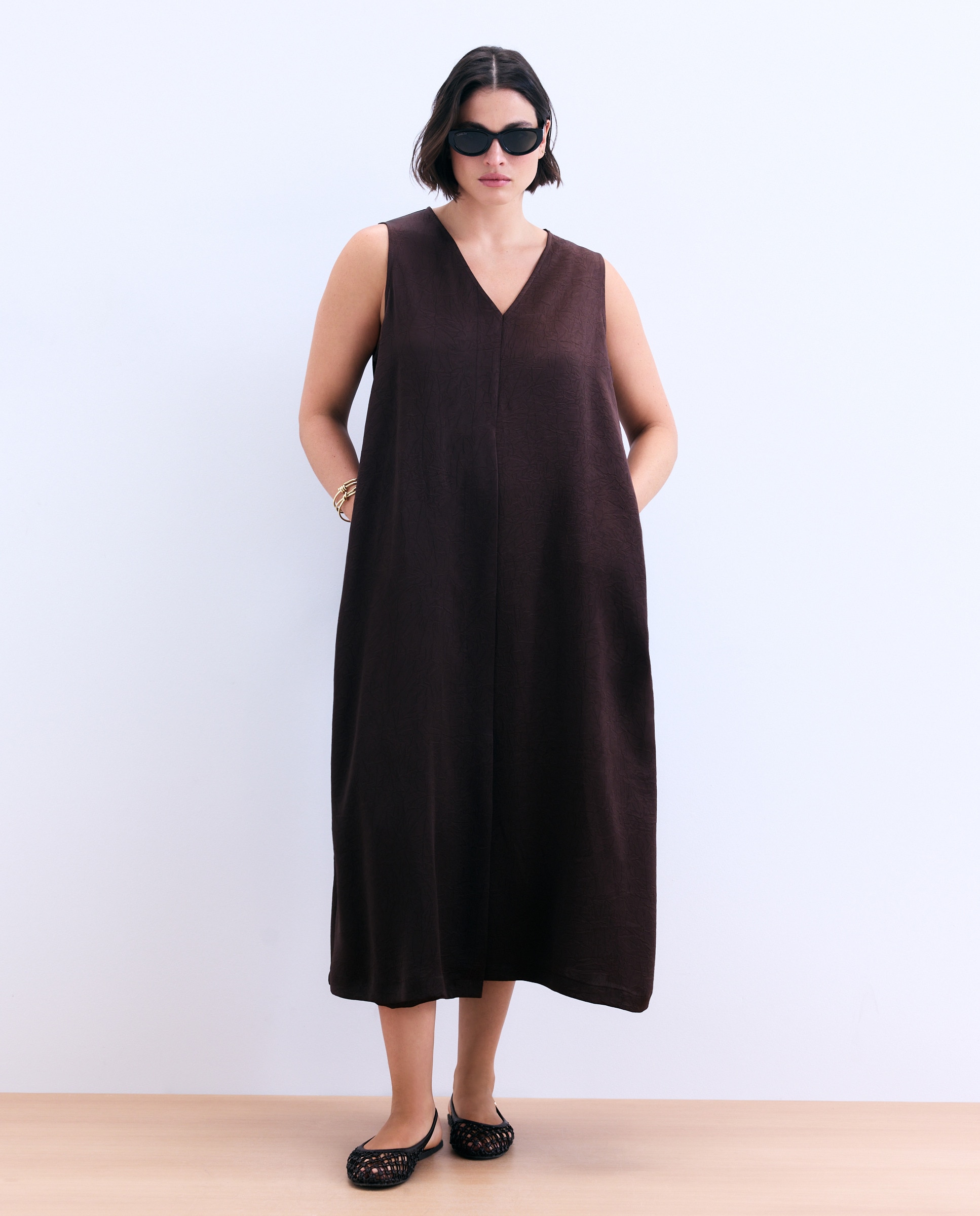 Vestido Comprido de Cetim Crinkle Castanho-2