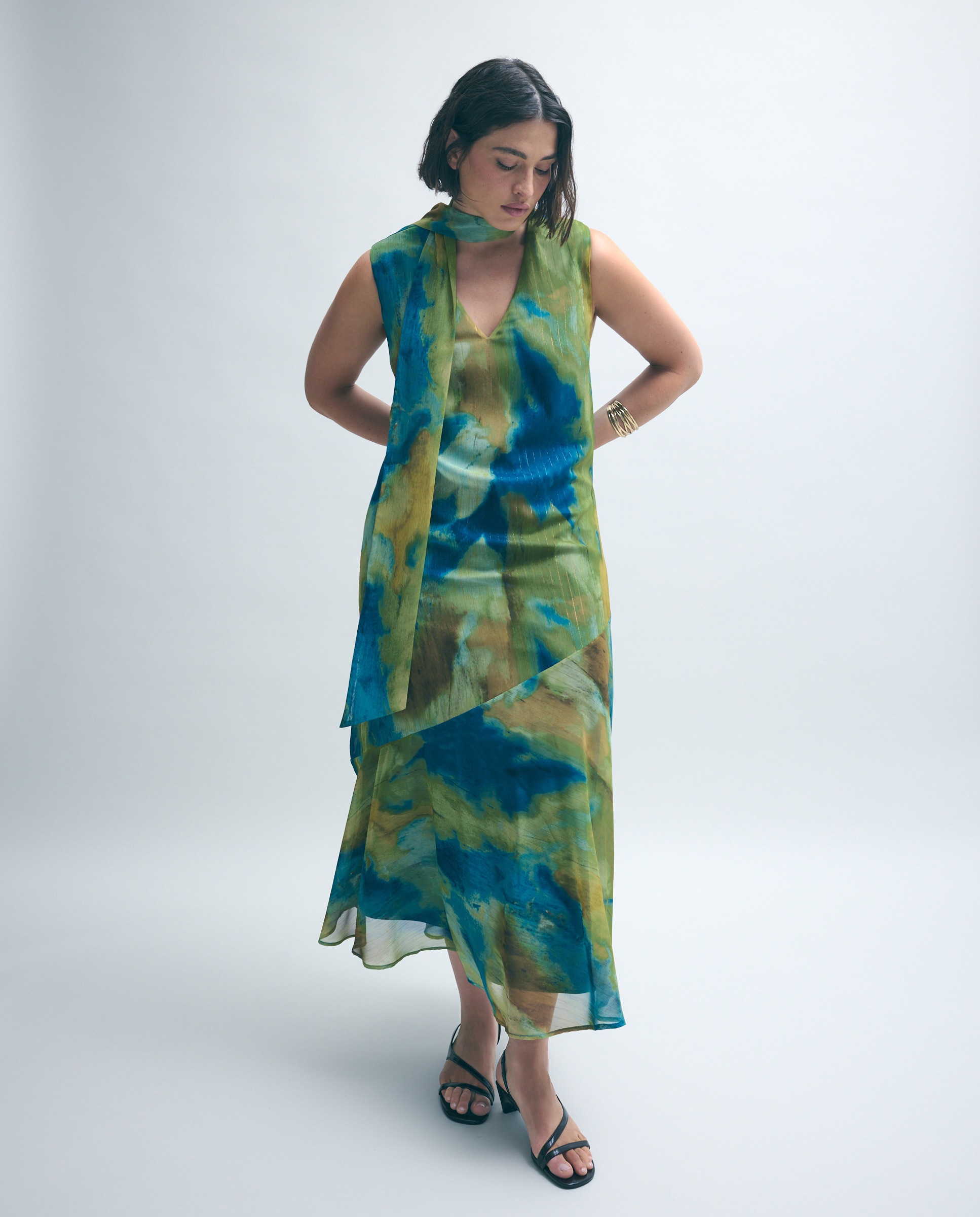 Imagem 0 de Vestido Halter de Chiffon sem Mangas e com Estampado Abstrato