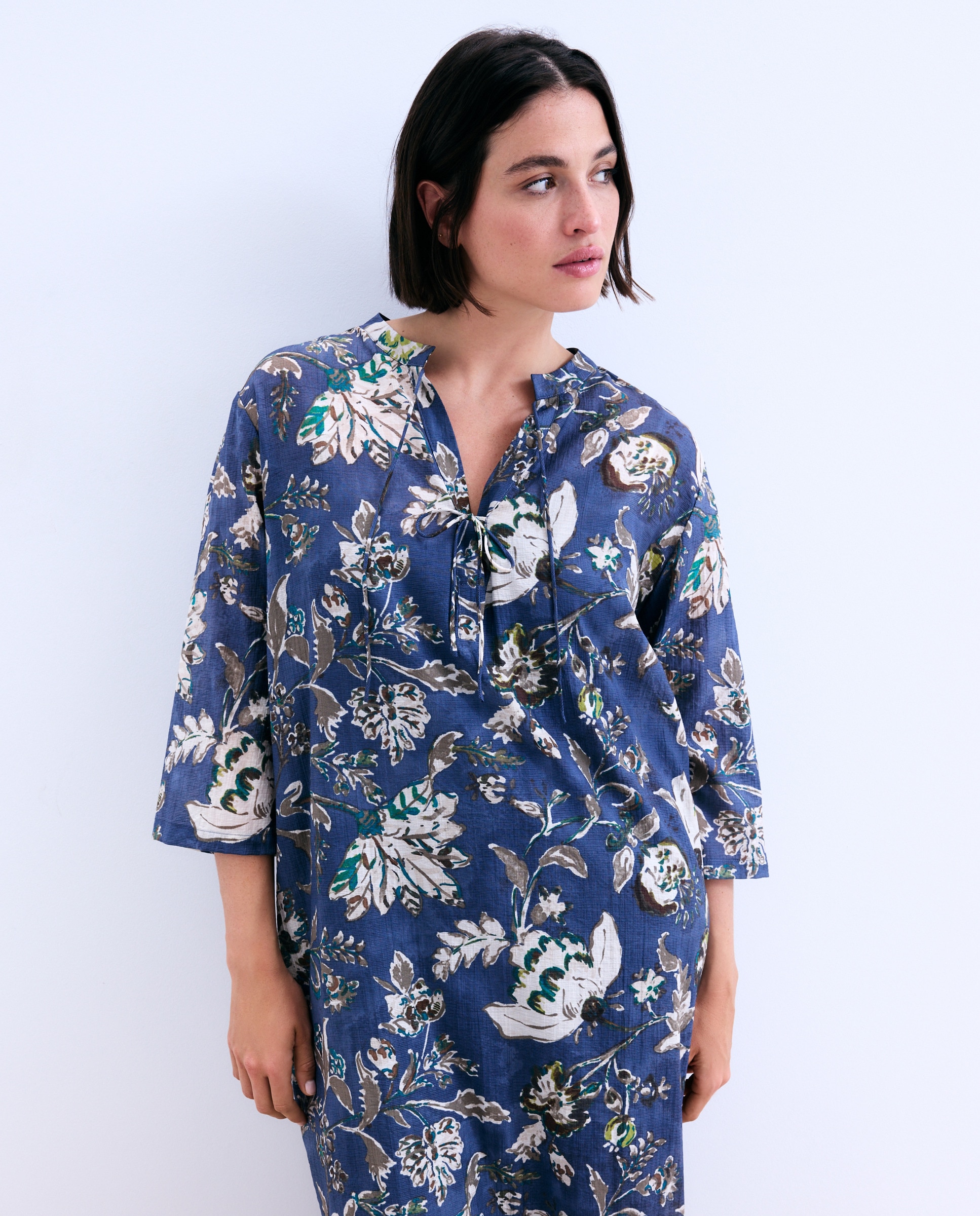 Imagem 0 de Vestido de Manga Curta com Decote em Bico e Estampado Floral