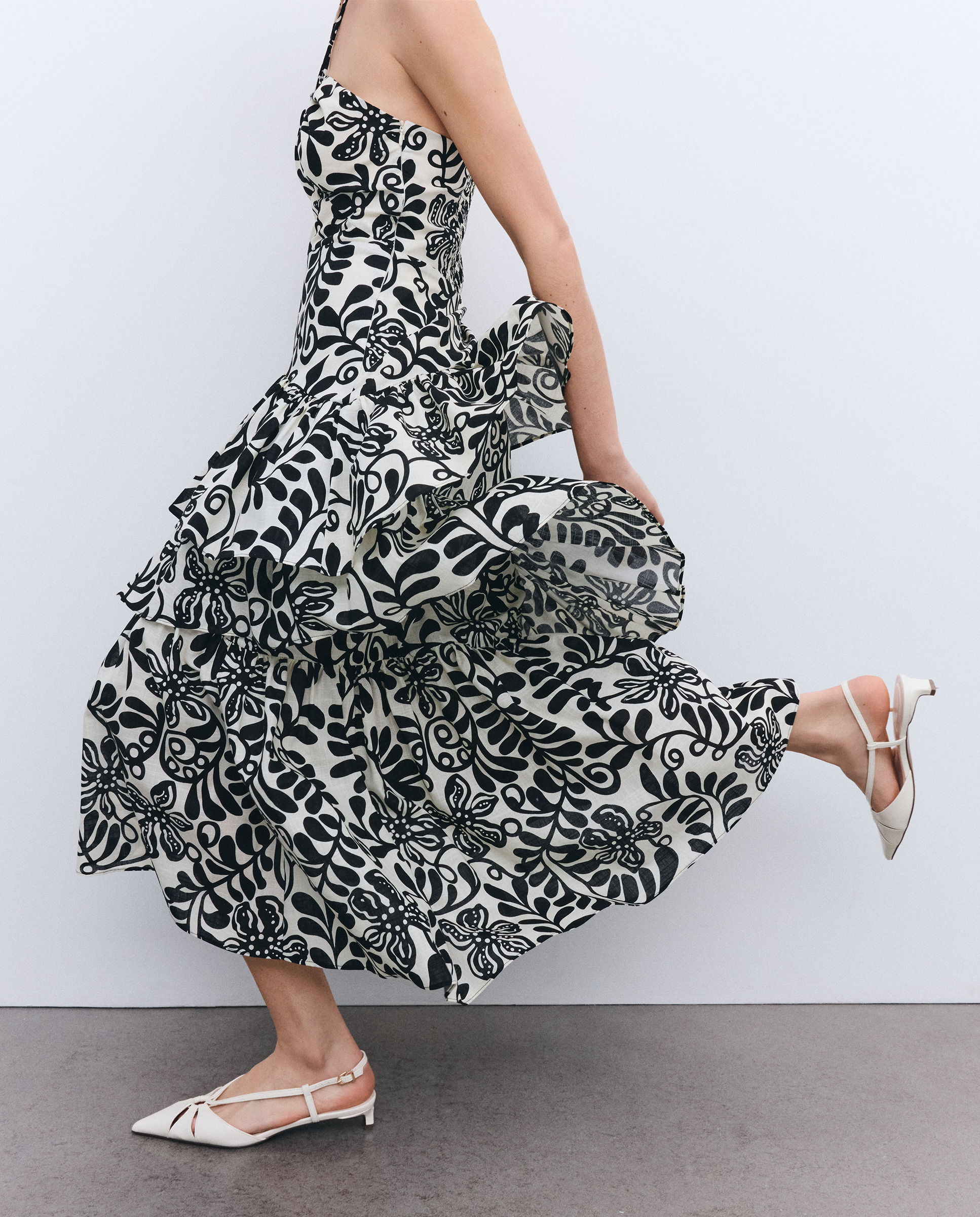 Imagem 0 de Vestido com Decote Coração e Gola Halter com Folhos