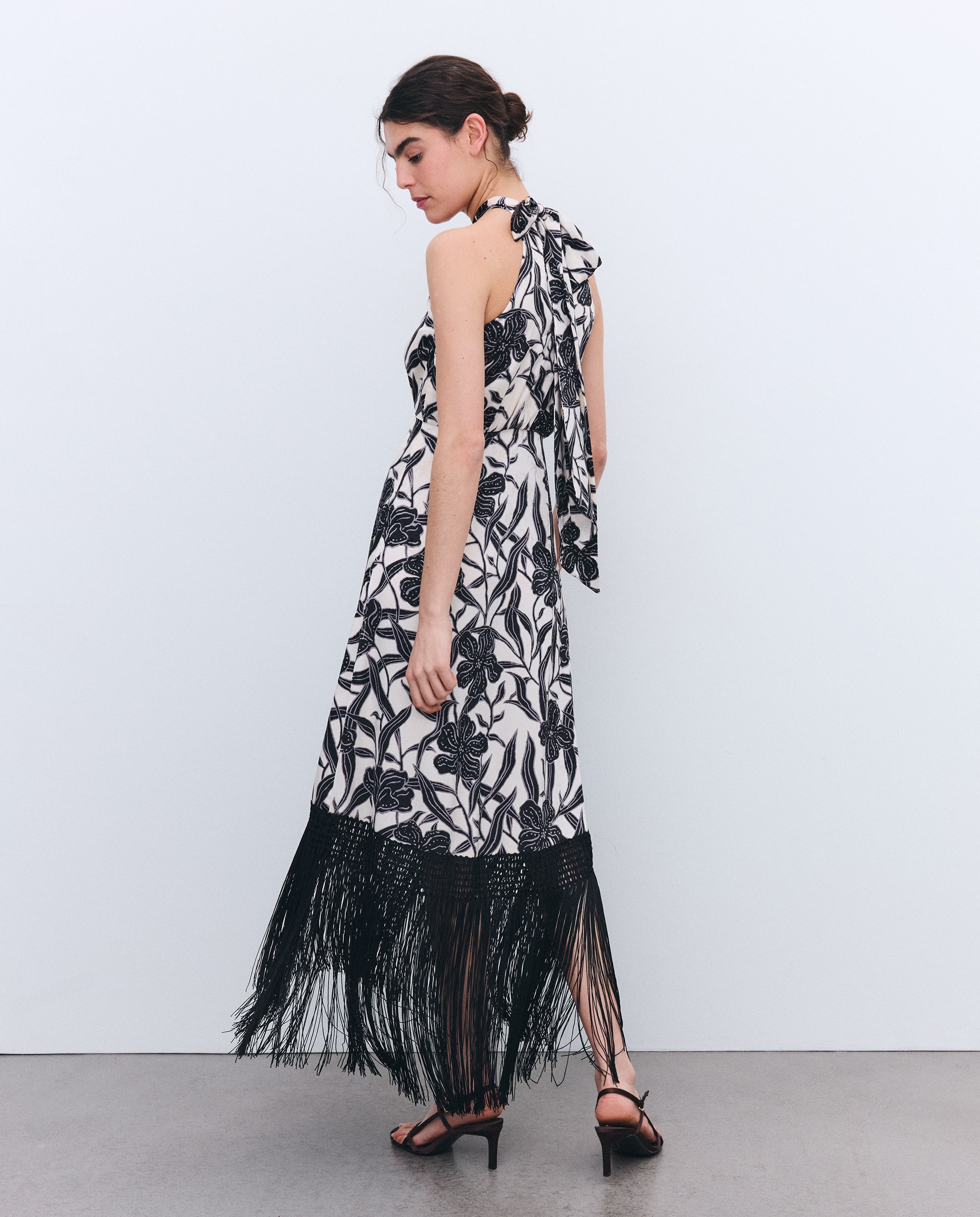 Vestido com Franjas e Decote Halter Preto-3