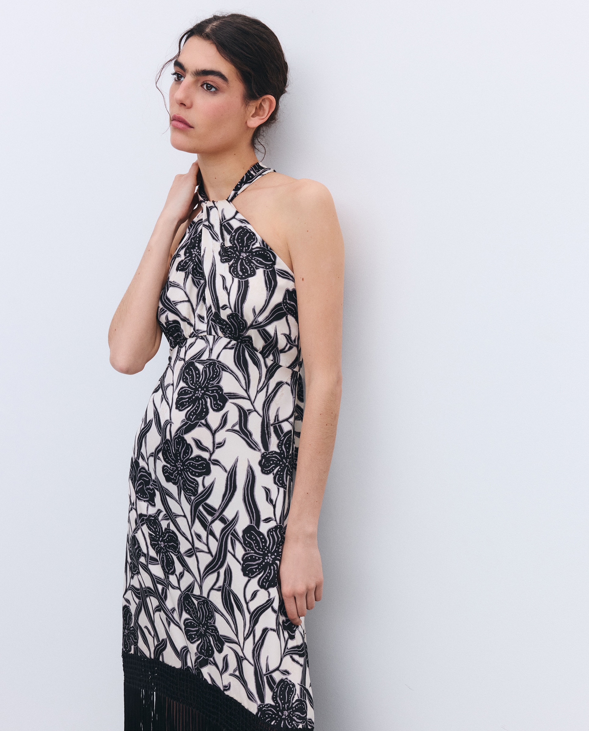 Vestido com Franjas e Decote Halter Preto-4