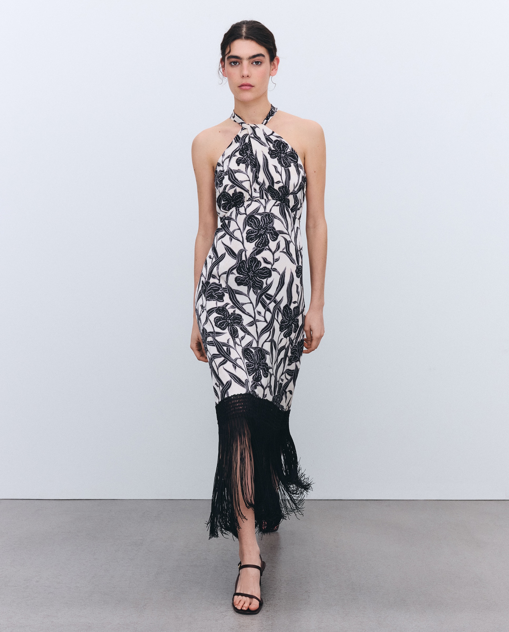 Vestido com Franjas e Decote Halter Preto-2