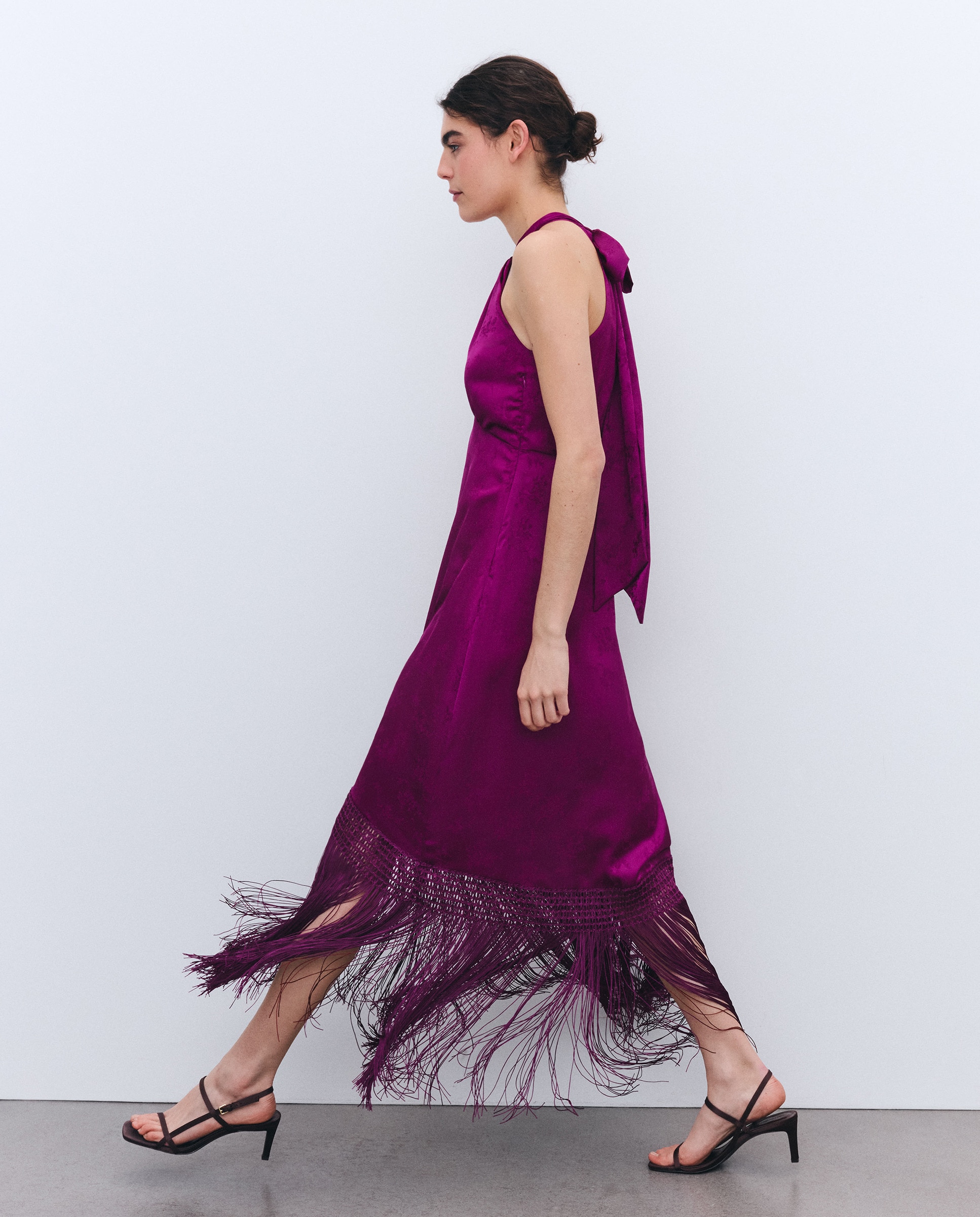 Vestido com Franjas e Decote Halter Púrpura-2