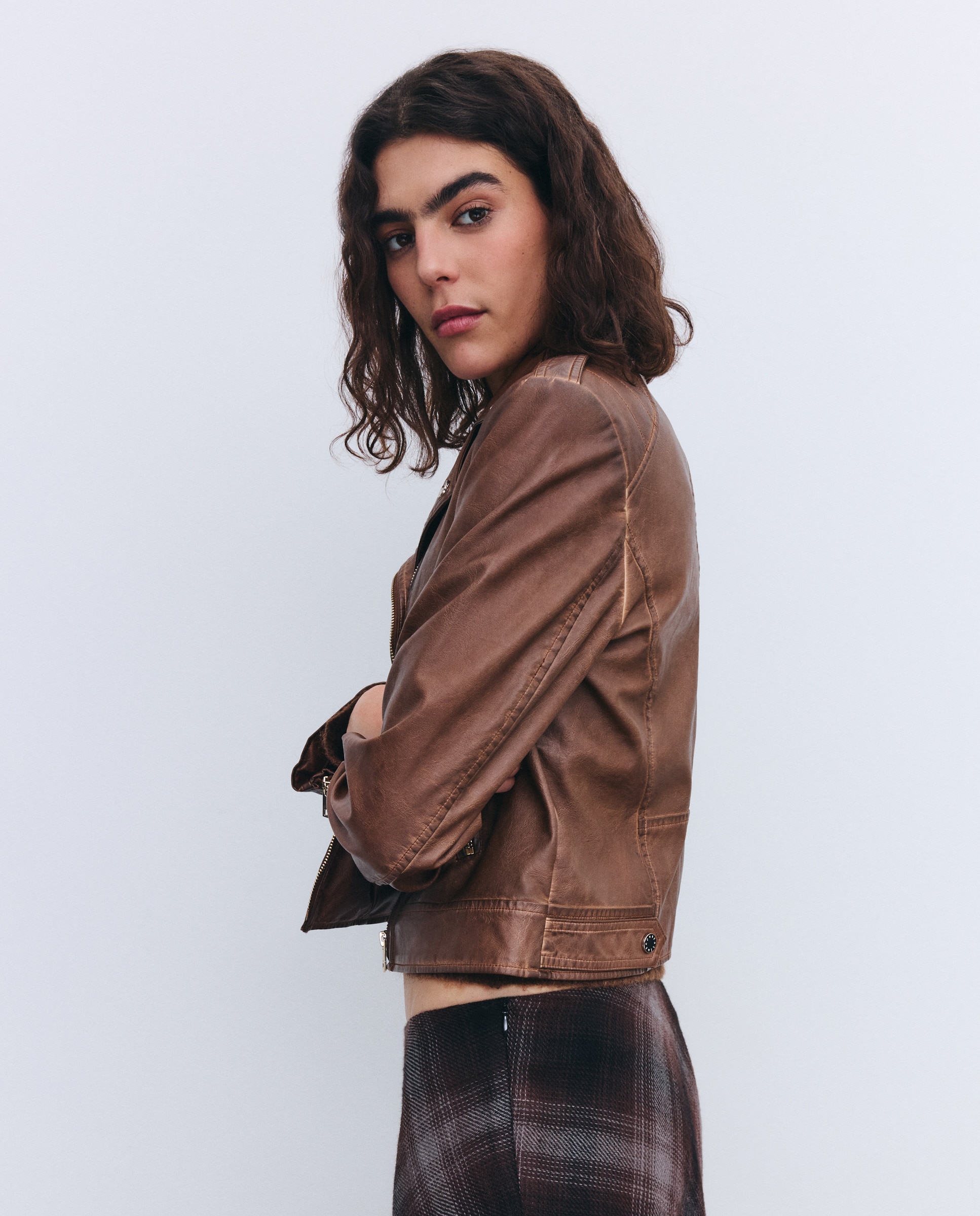 Blusão Biker Envelhecido com Aba e Efeito de Pele 730 Camel-4