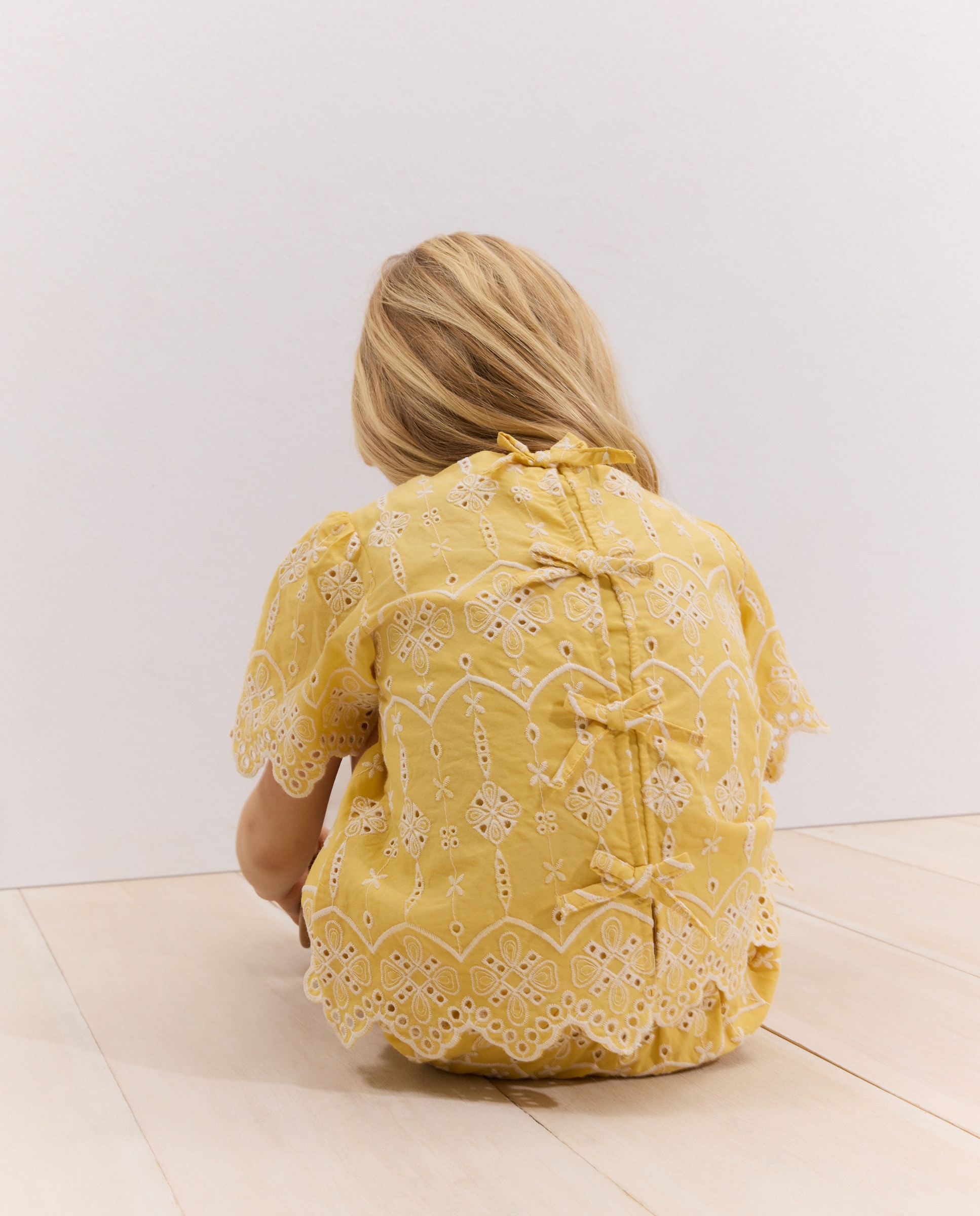Blusa de Manga Curta em Tecido Bordado Amarelo-limão-3