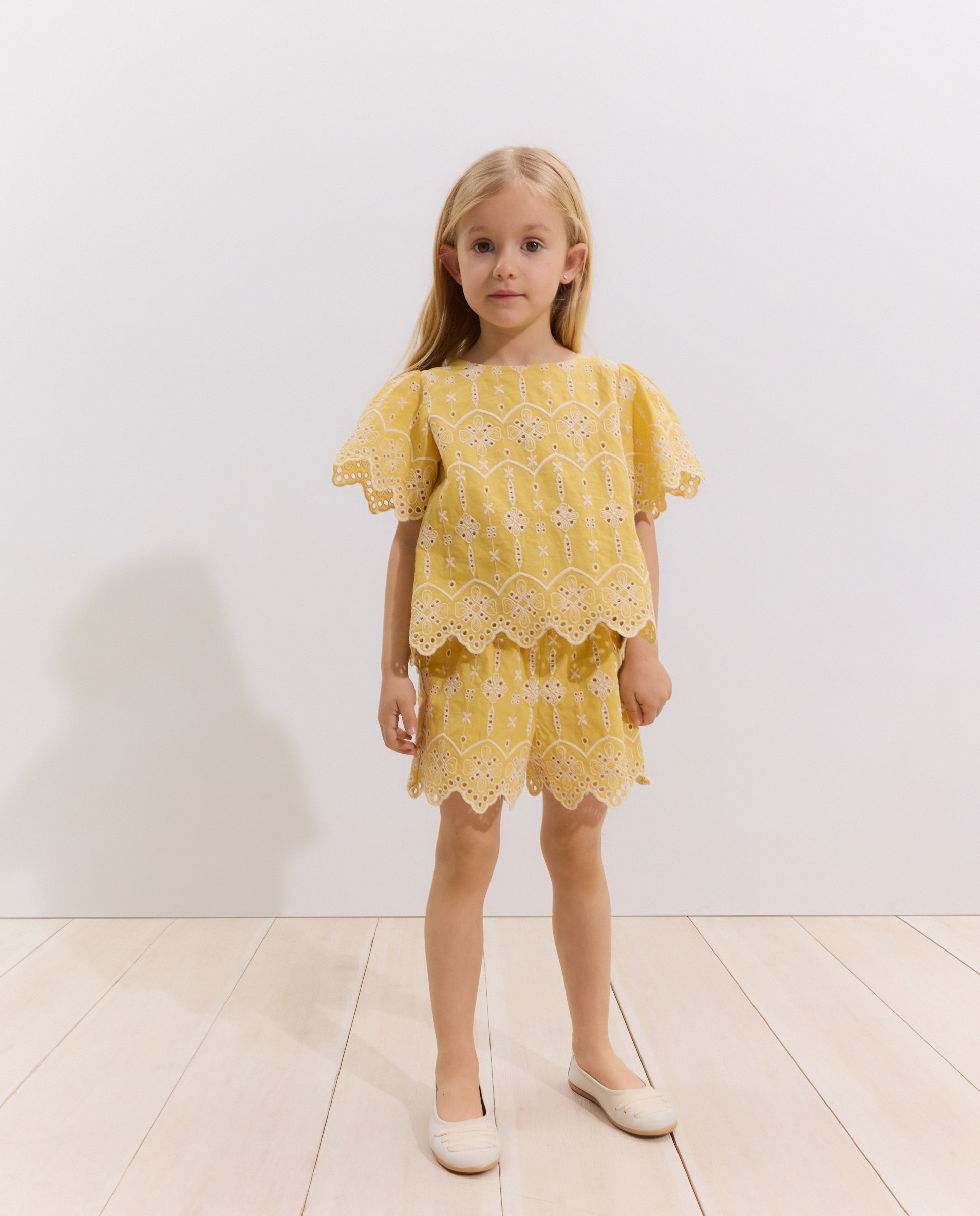 Blusa de Manga Curta em Tecido Bordado Amarelo-limão-2