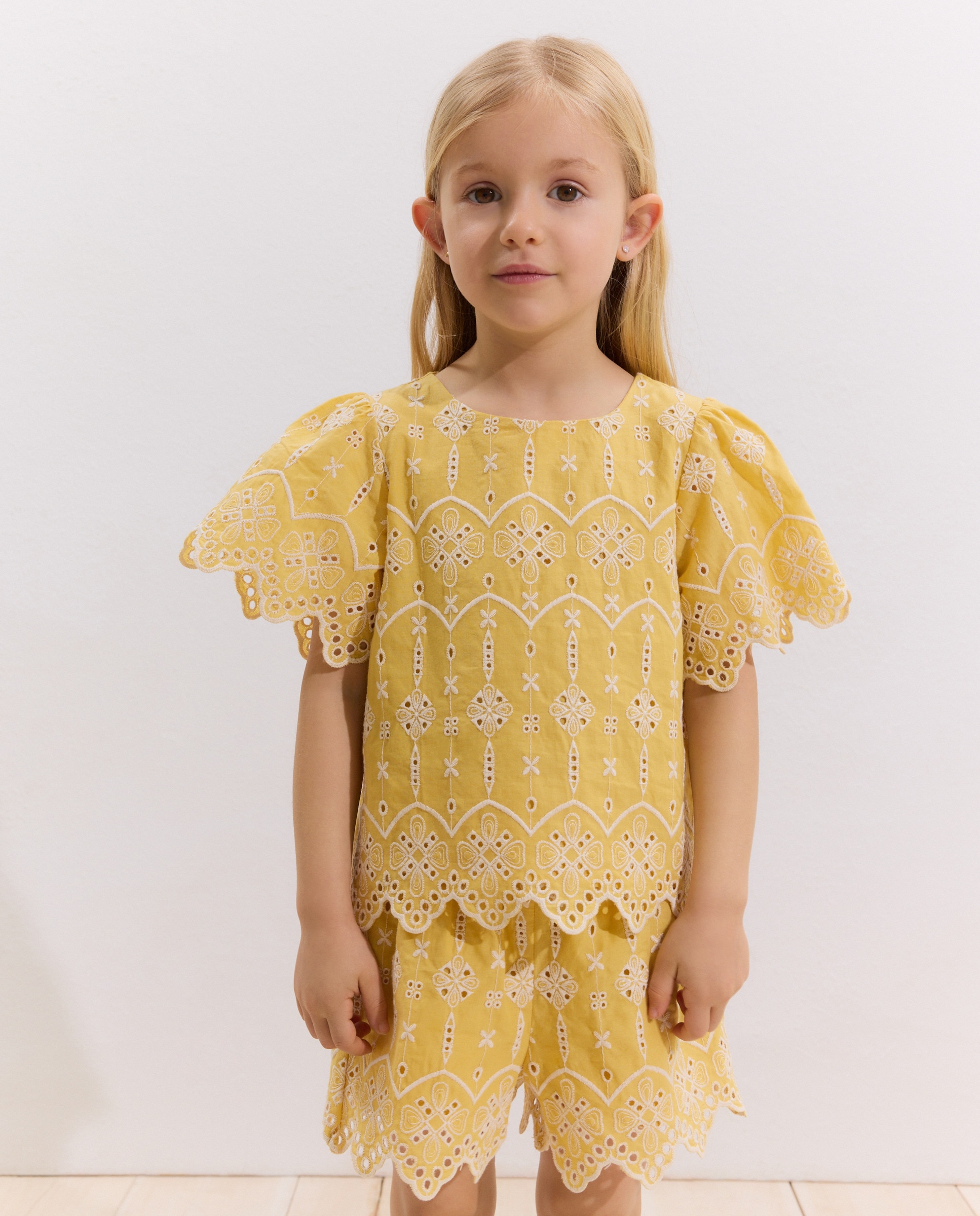 Imagem 0 de Blusa de Manga Curta em Tecido Bordado