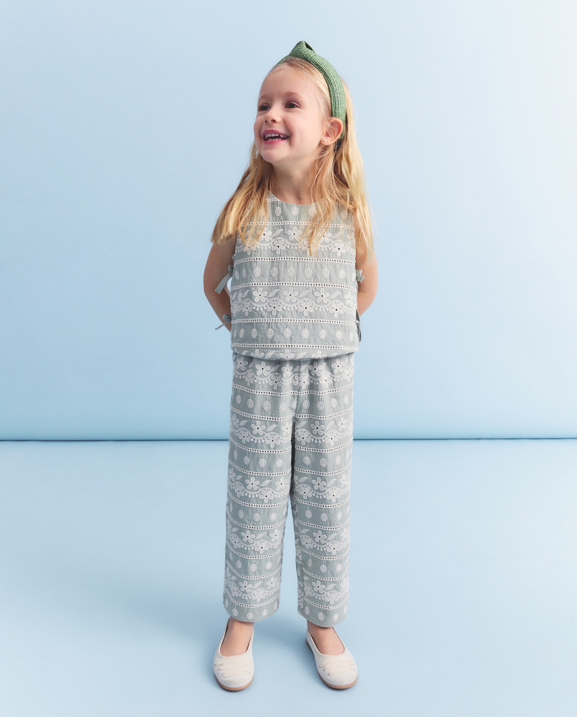 Imagem 0 de Calças Bordadas