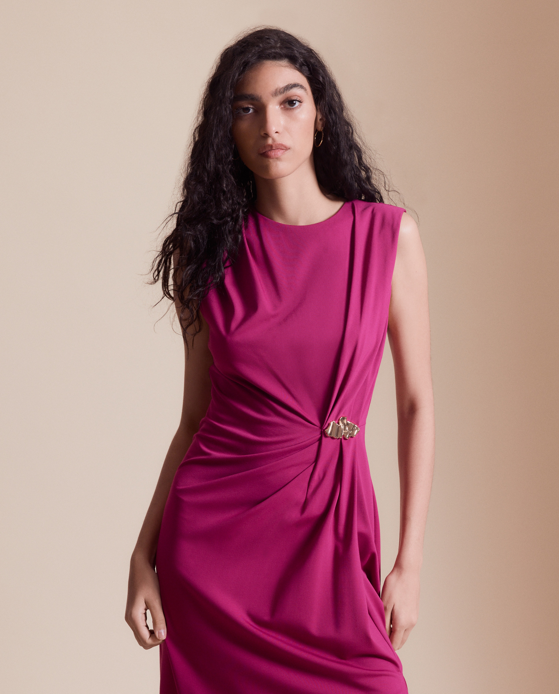 Imagem 0 de Vestido Midi sem Mangas com Pregadeira