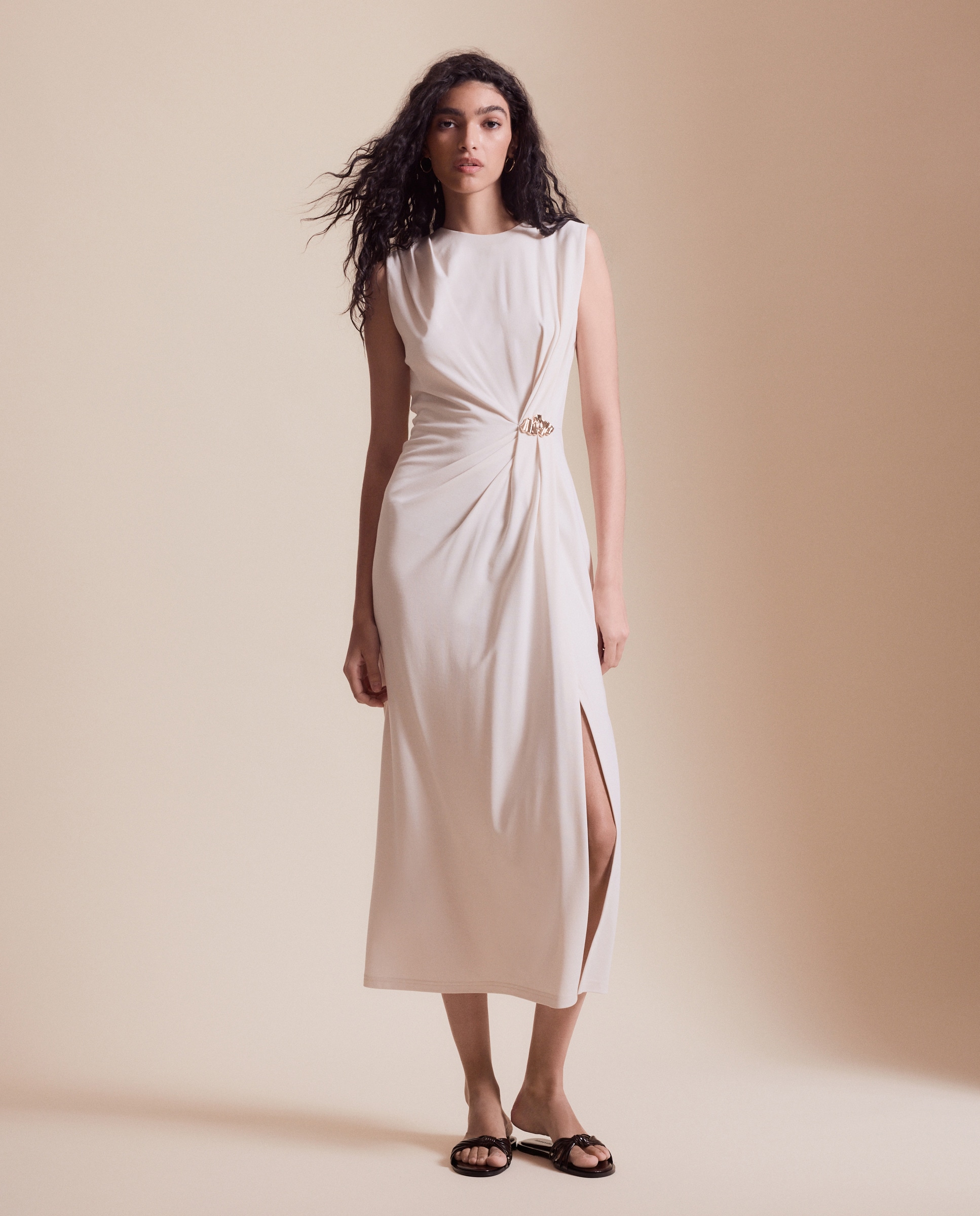 Imagem 0 de Vestido Midi sem Mangas com Pregadeira