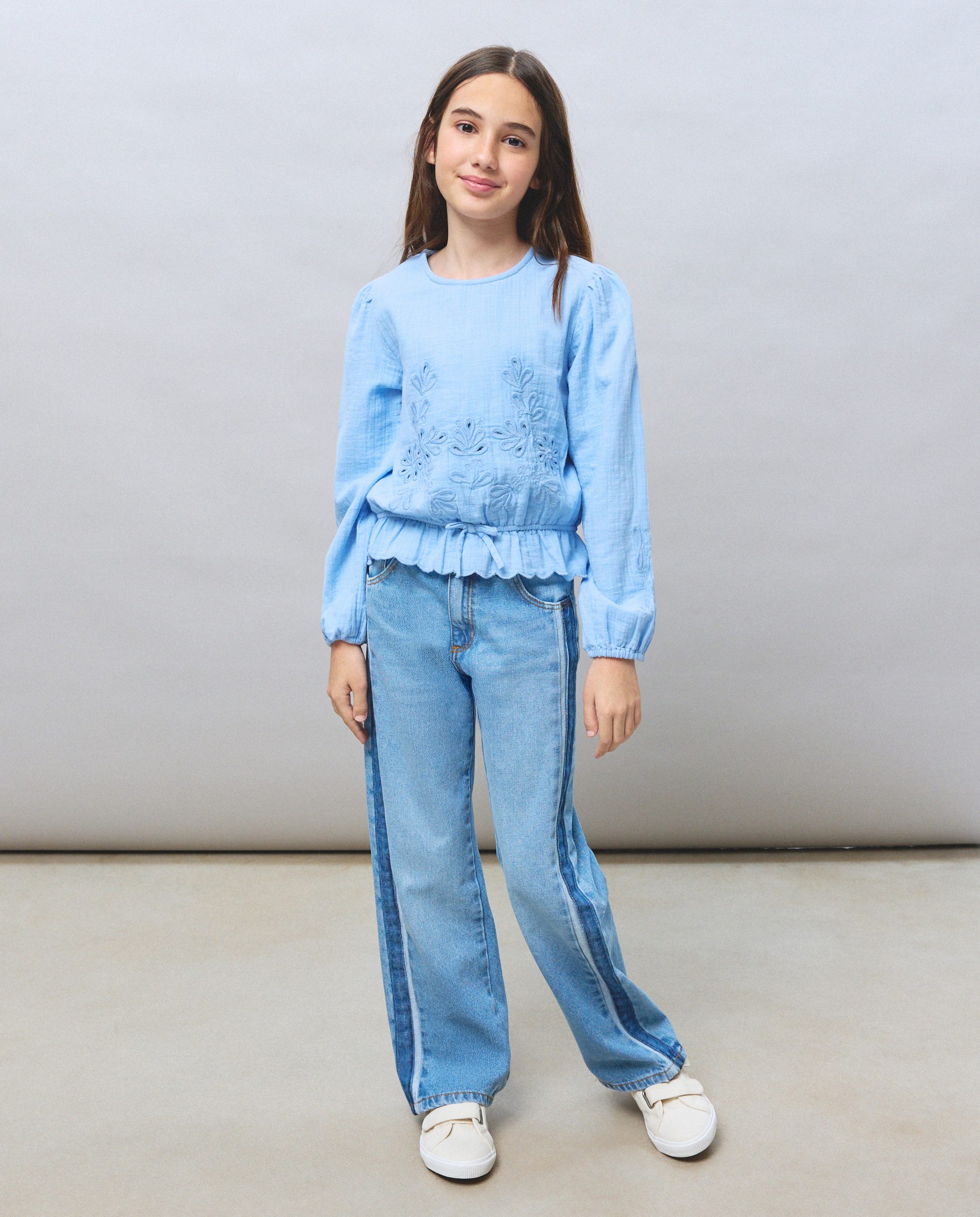 Blusa de Manga pelo Tornozelo Perfurada e Bordada no Mesmo Tom 410 Azul Claro-2