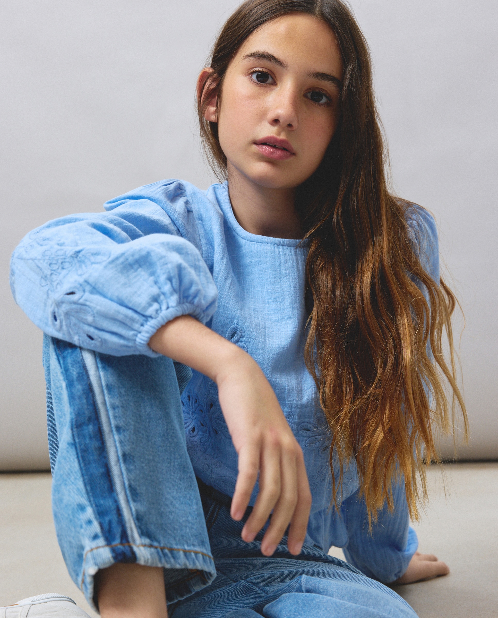 Blusa de Manga pelo Tornozelo Perfurada e Bordada no Mesmo Tom 410 Azul Claro-4