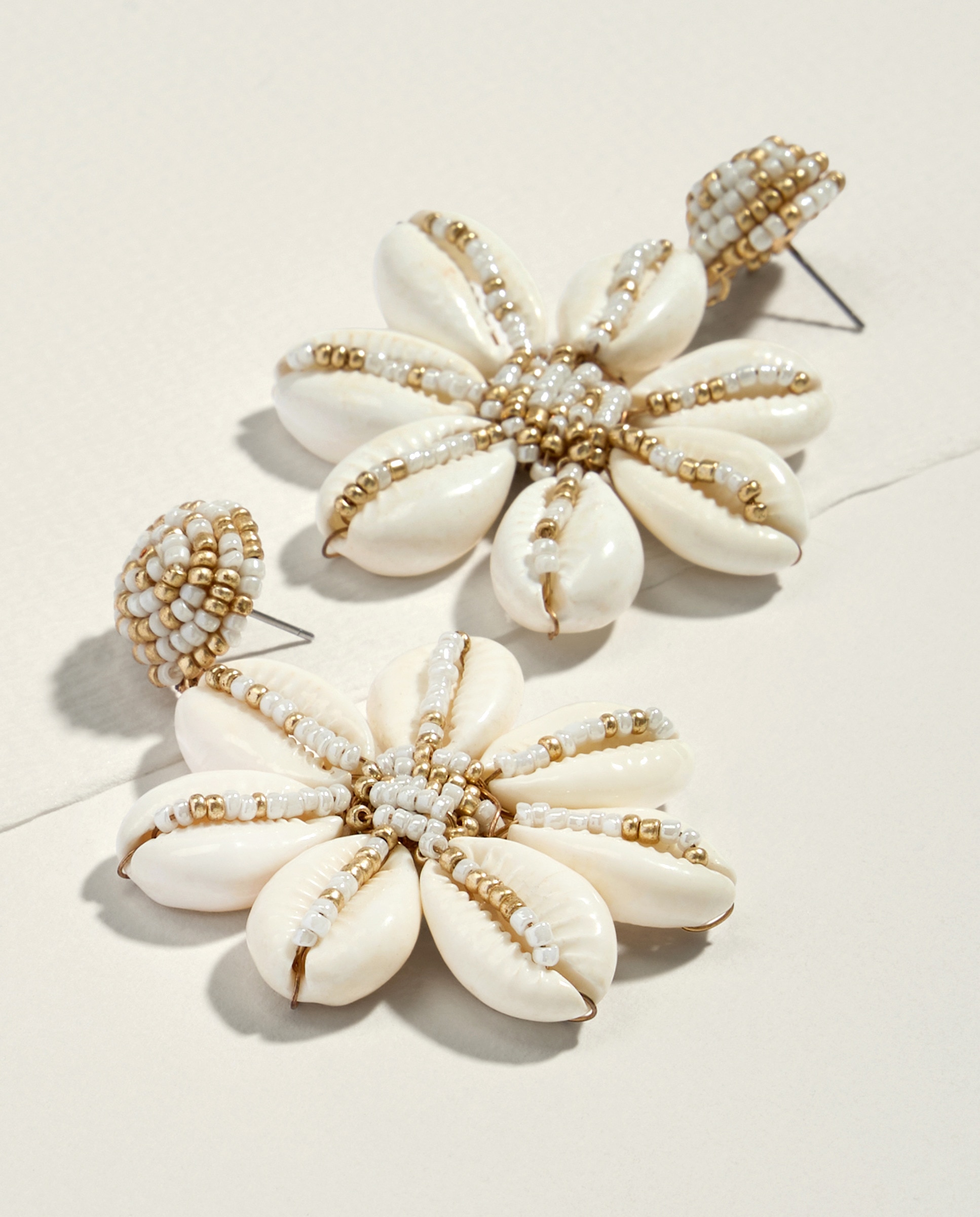 Brincos de Flor com Concha Branco-2