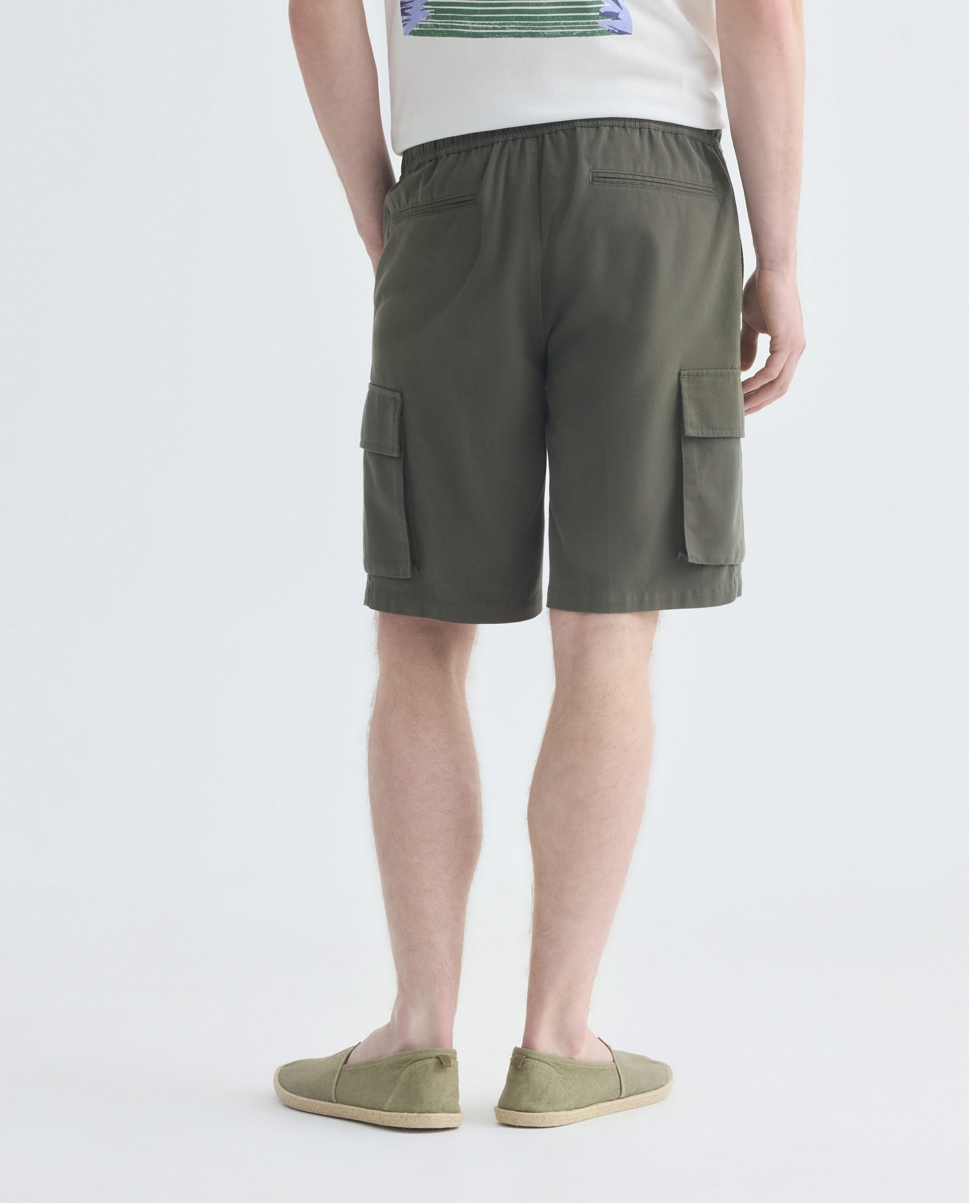 Bermuda hombre cargo con lino 530 Verde oscuro-3
