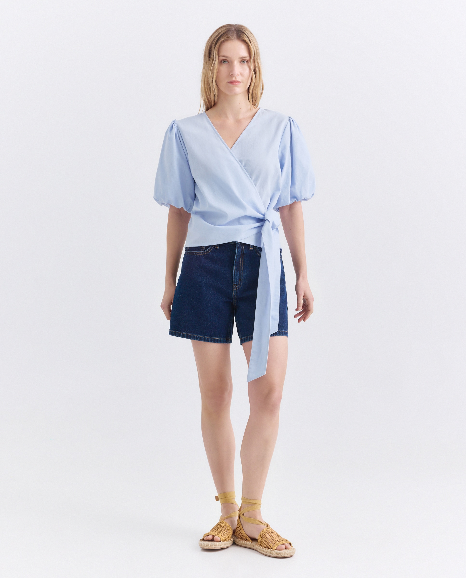 Blusa de mujer cruzada con manga abullonada 400 Azul-1