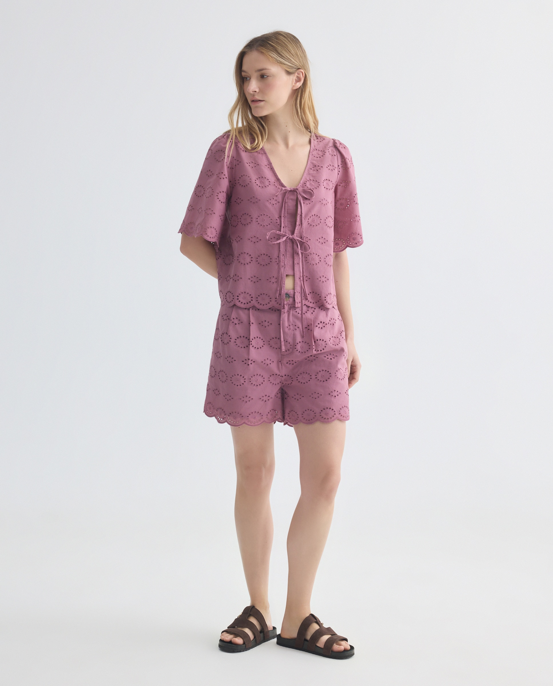 Blusa de mujer bordada total look Morado-2
