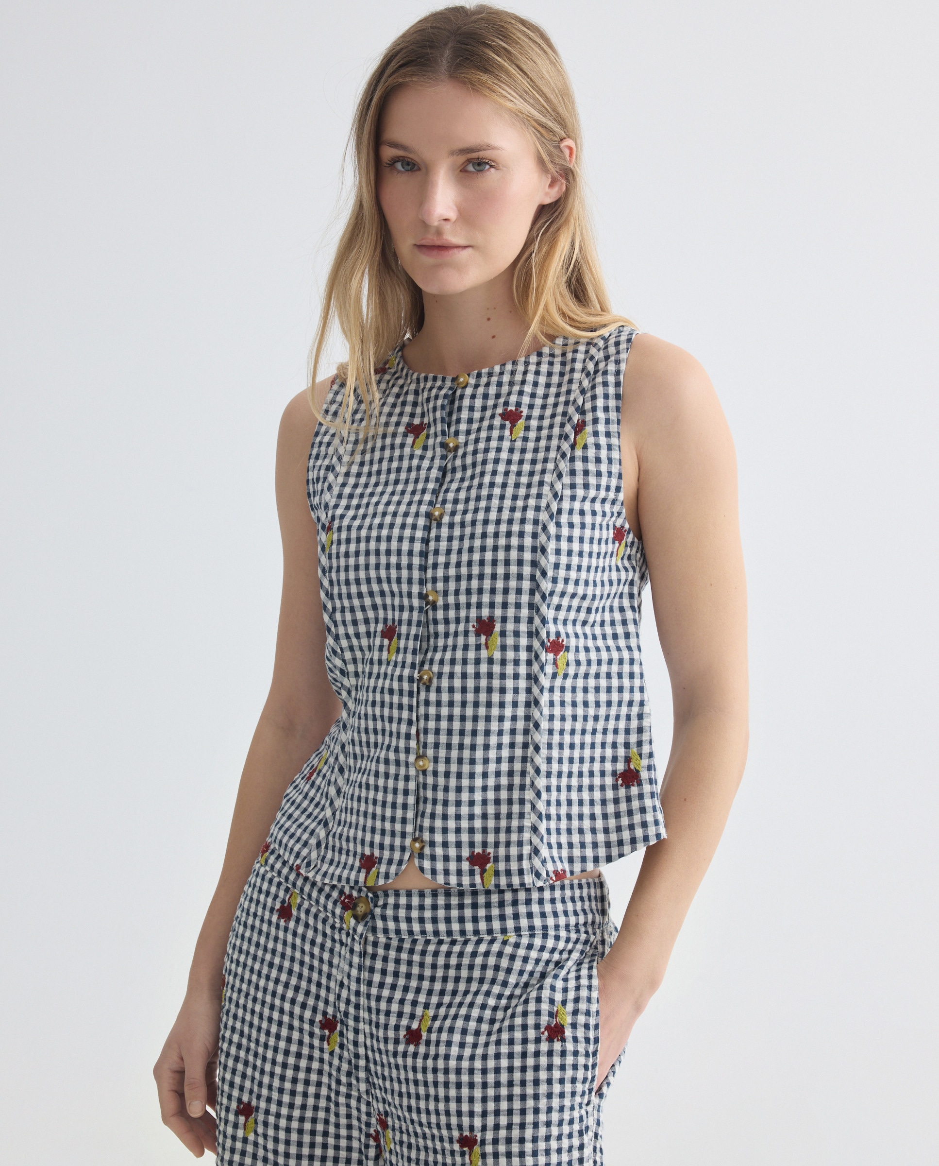 Imagen 0 de Blusa de mujer de cuadros vichy con bordado total look