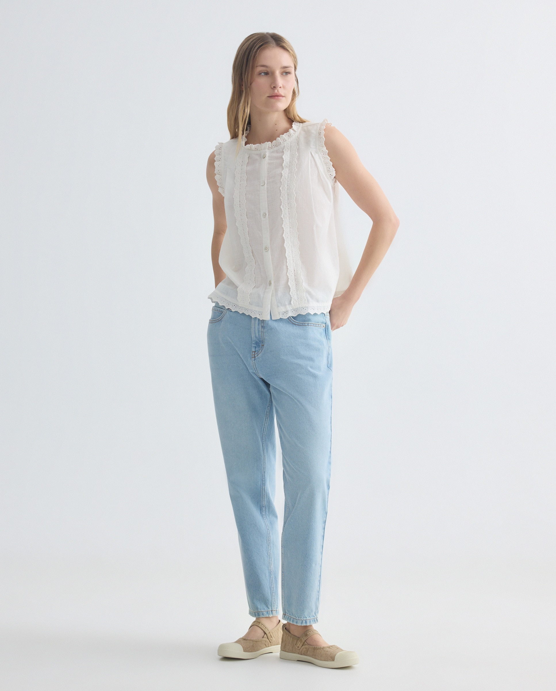 Blusa de mujer con bordados evasé Blanco-2