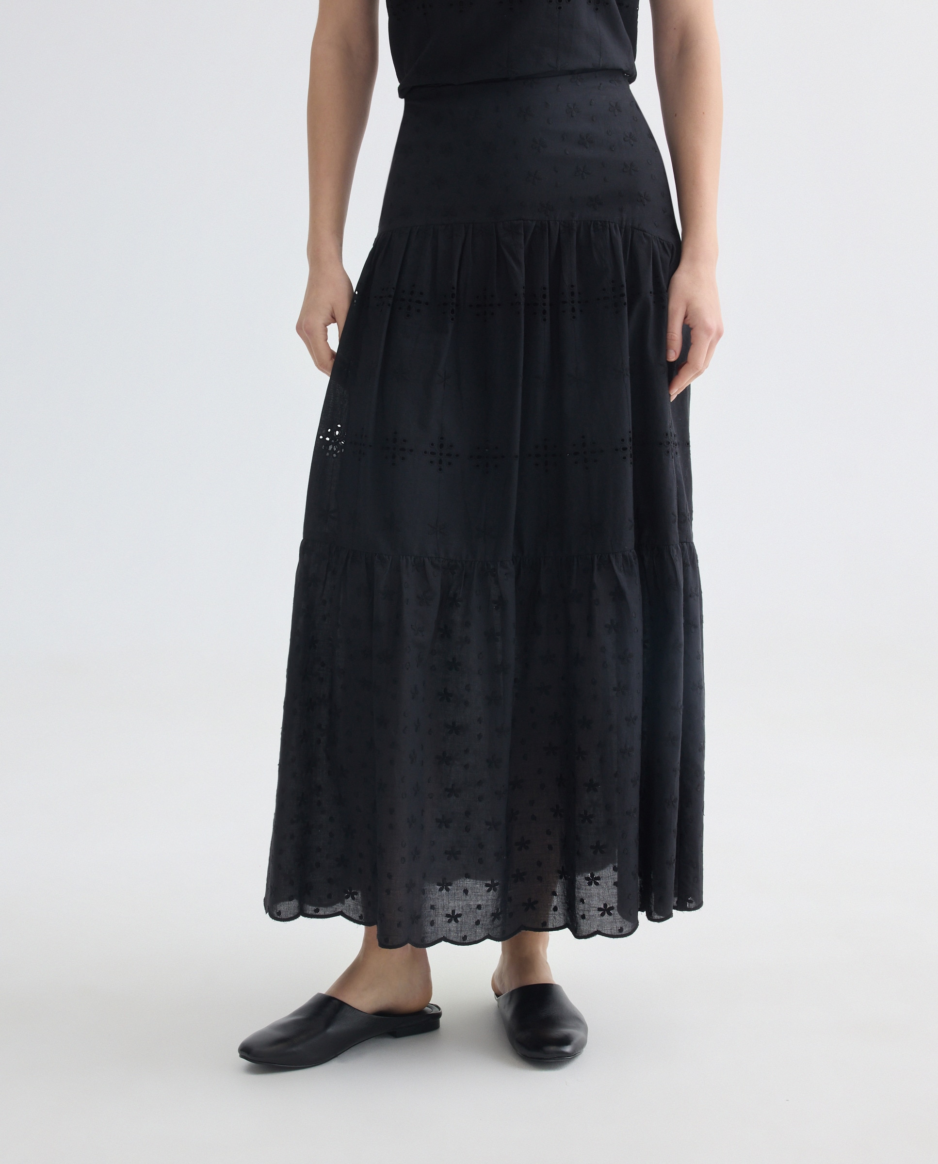 Falda de mujer bordada total look Negro-2