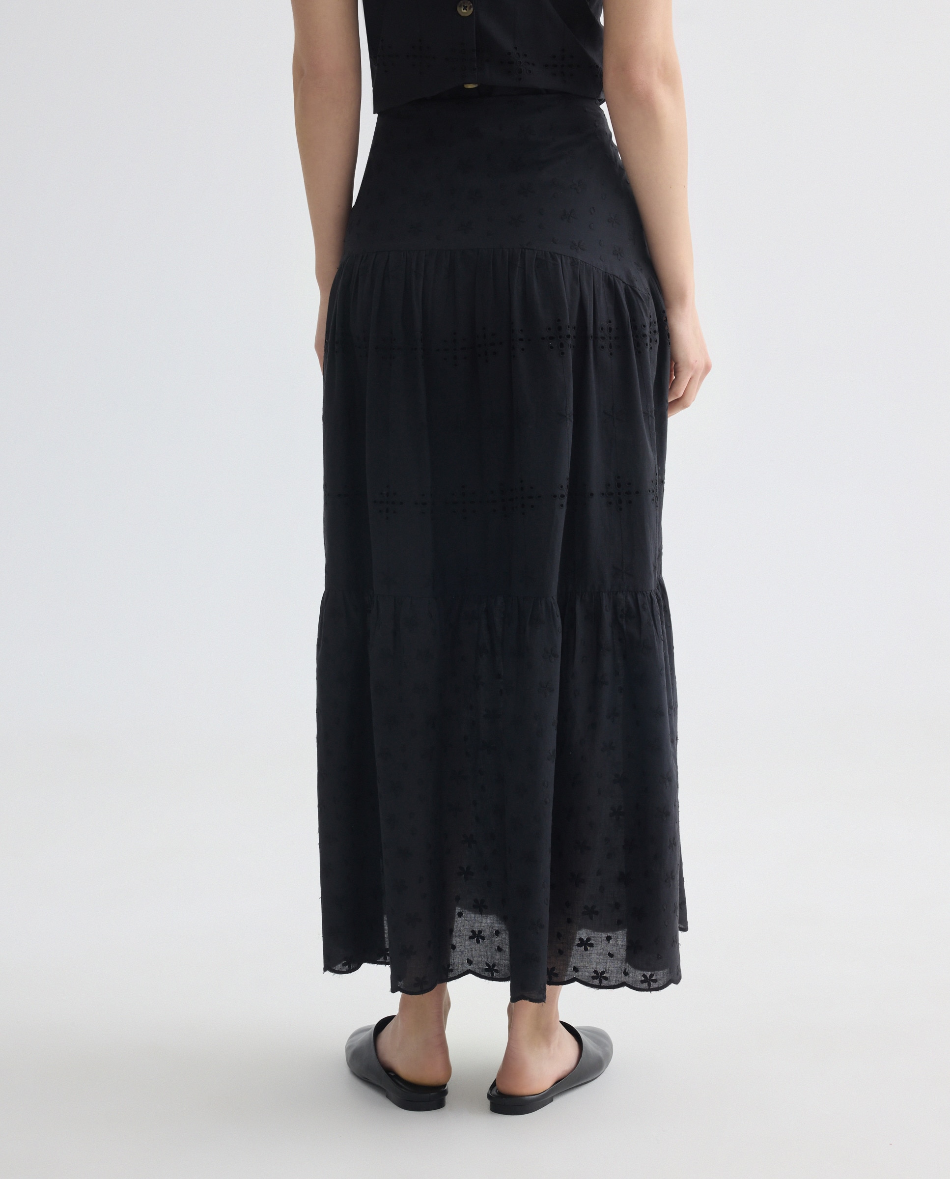 Falda de mujer bordada total look Negro-3
