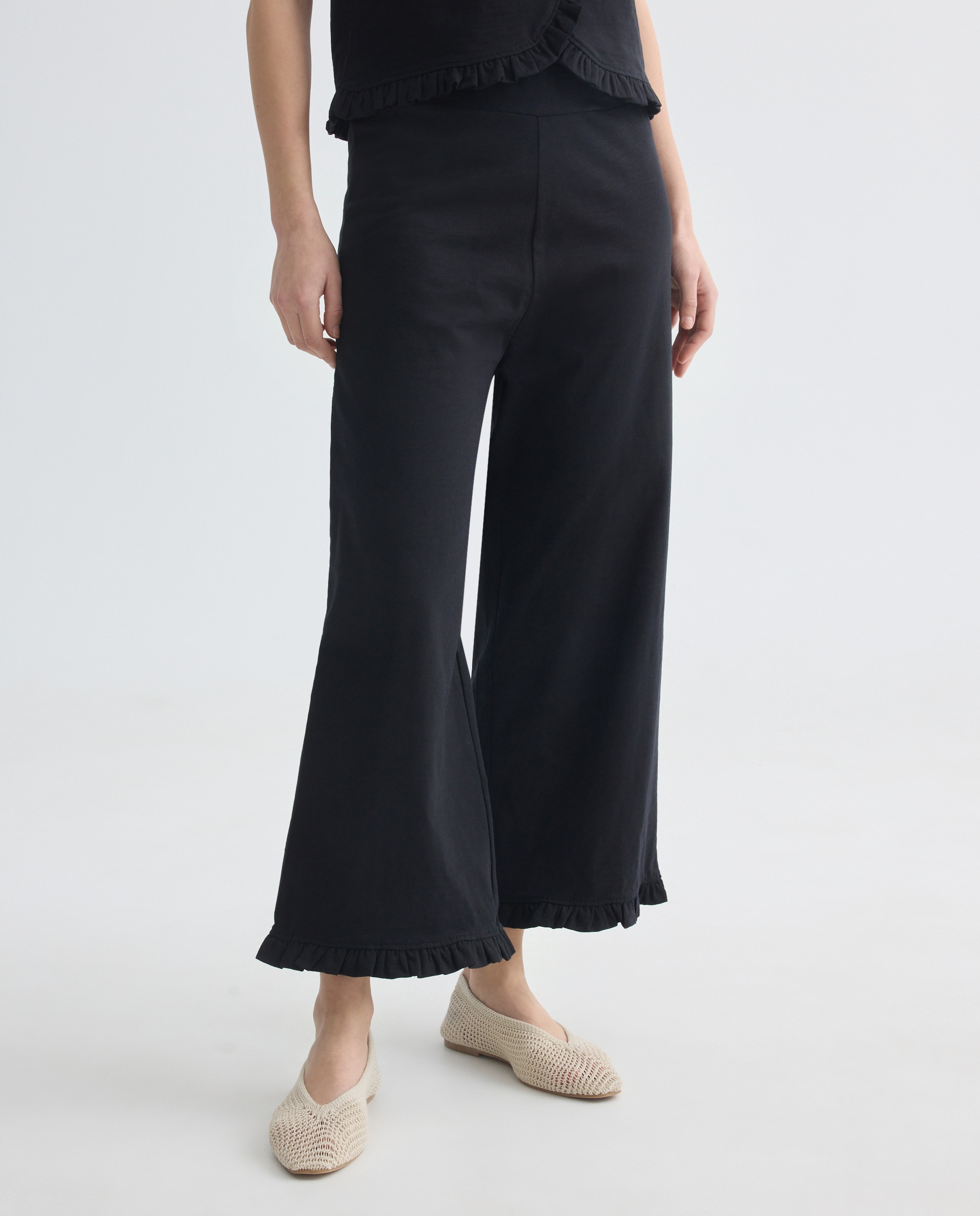 Pantalón ancho mujer con volantes en el bajo 800 Negro-2