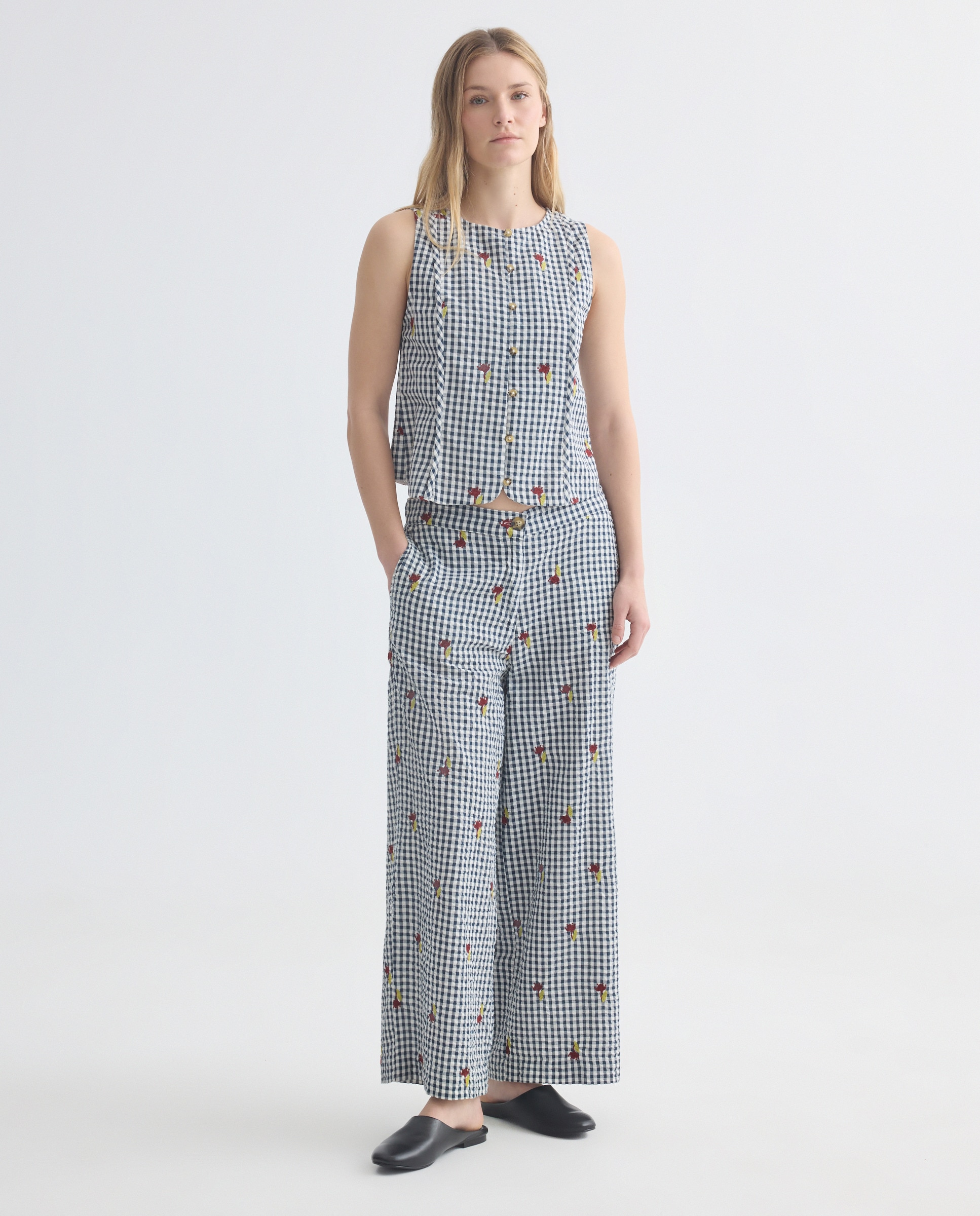 Imagen 0 de Pantalón de mujer de cuadros vichy con bordado total look
