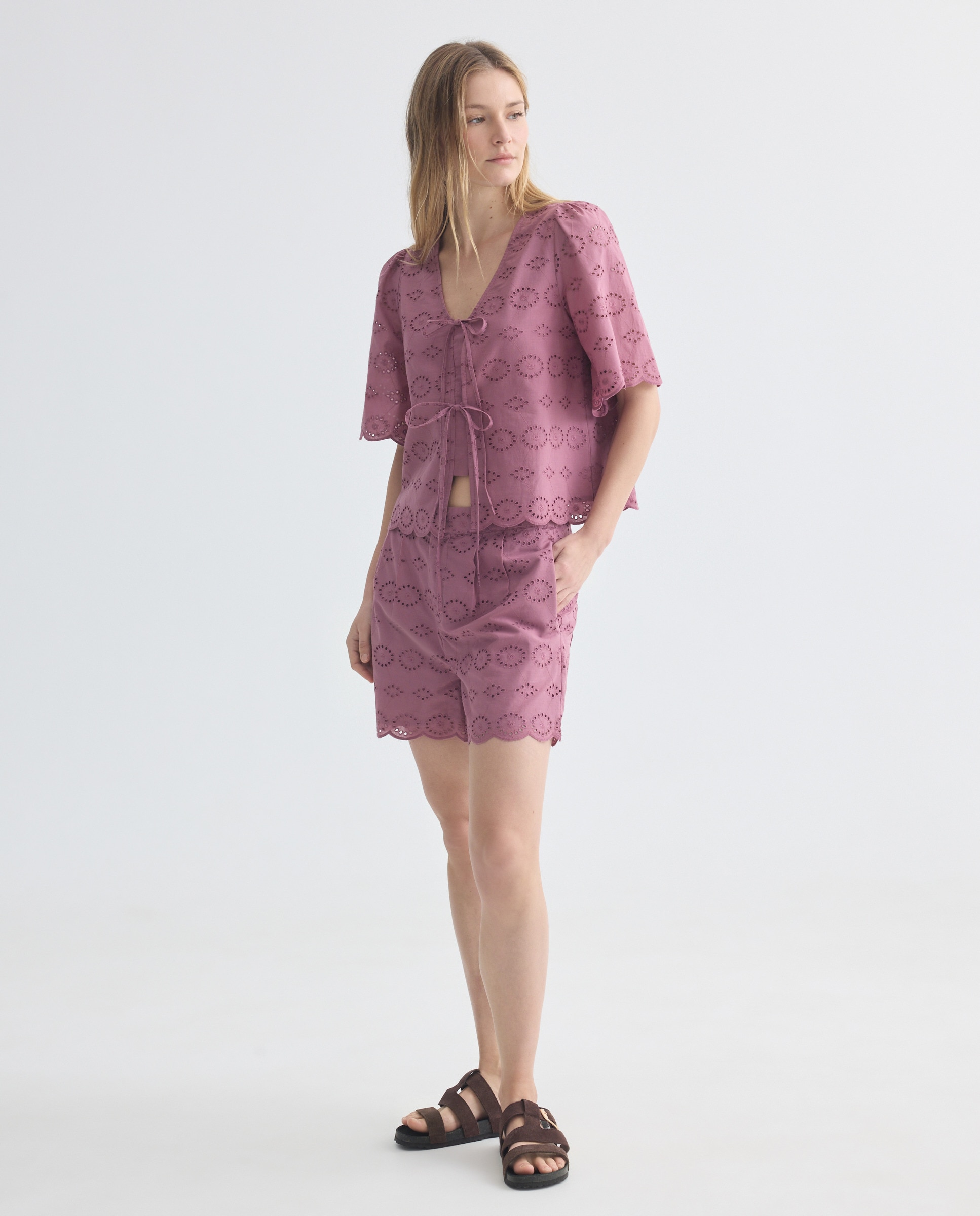 Imagen 0 de Short de mujer bordado total look