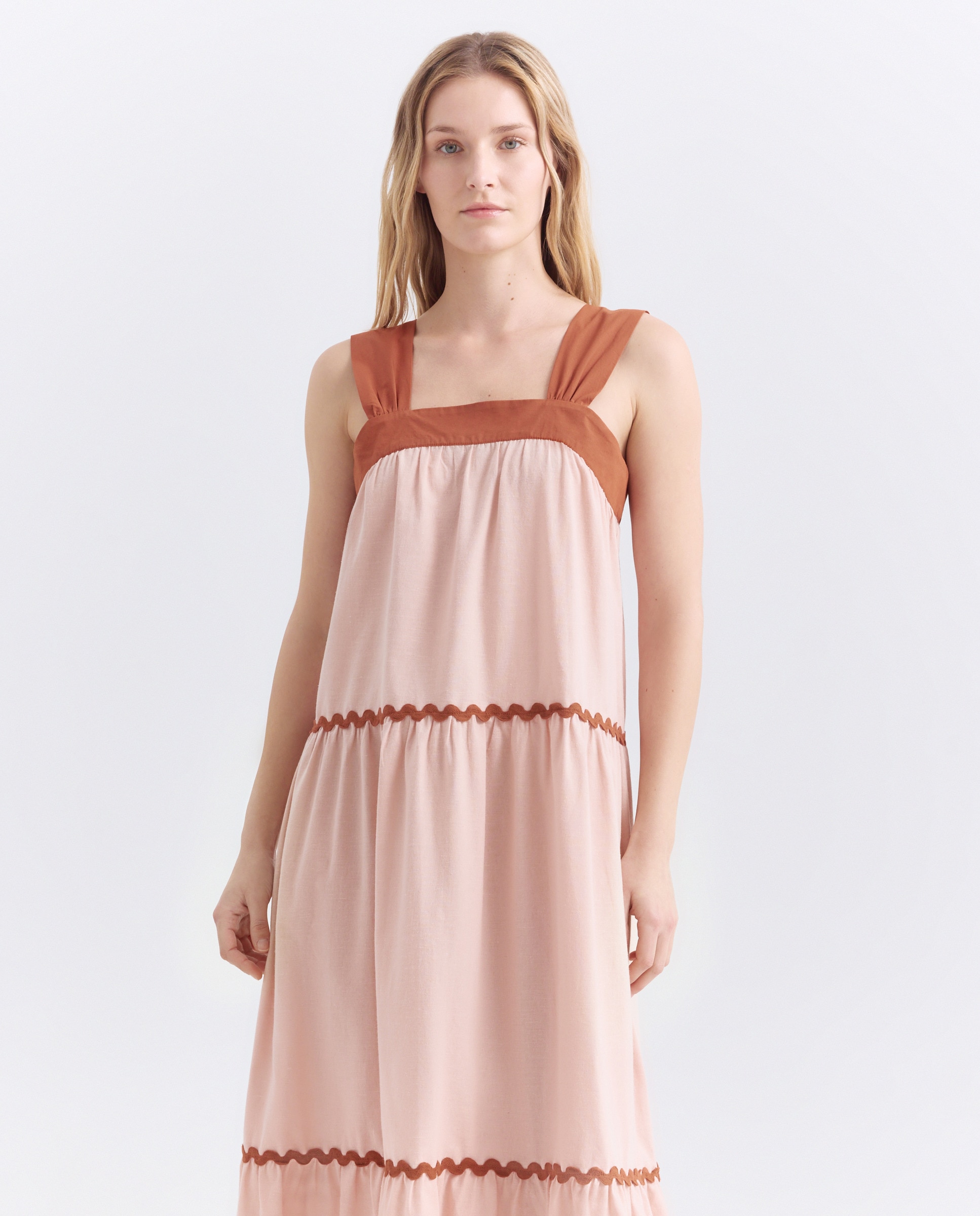 Imagen 0 de Vestido de mujer con contrastes