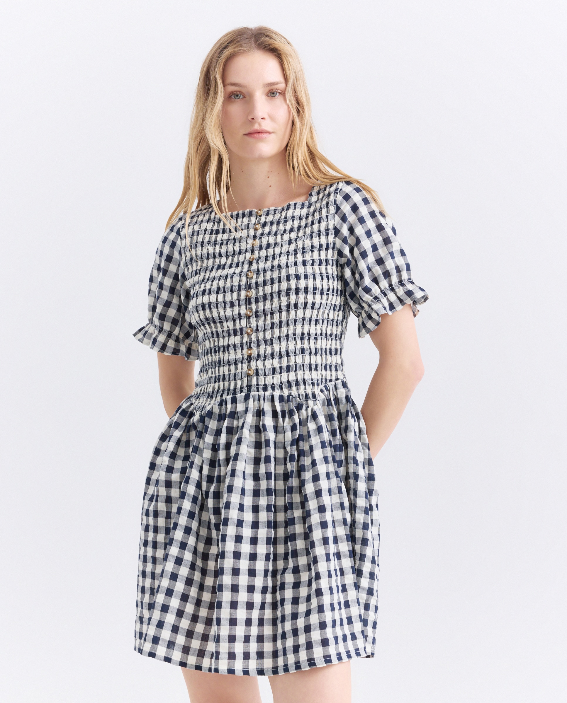 Imagen 0 de Vestido de mujer corto de cuadros vichy