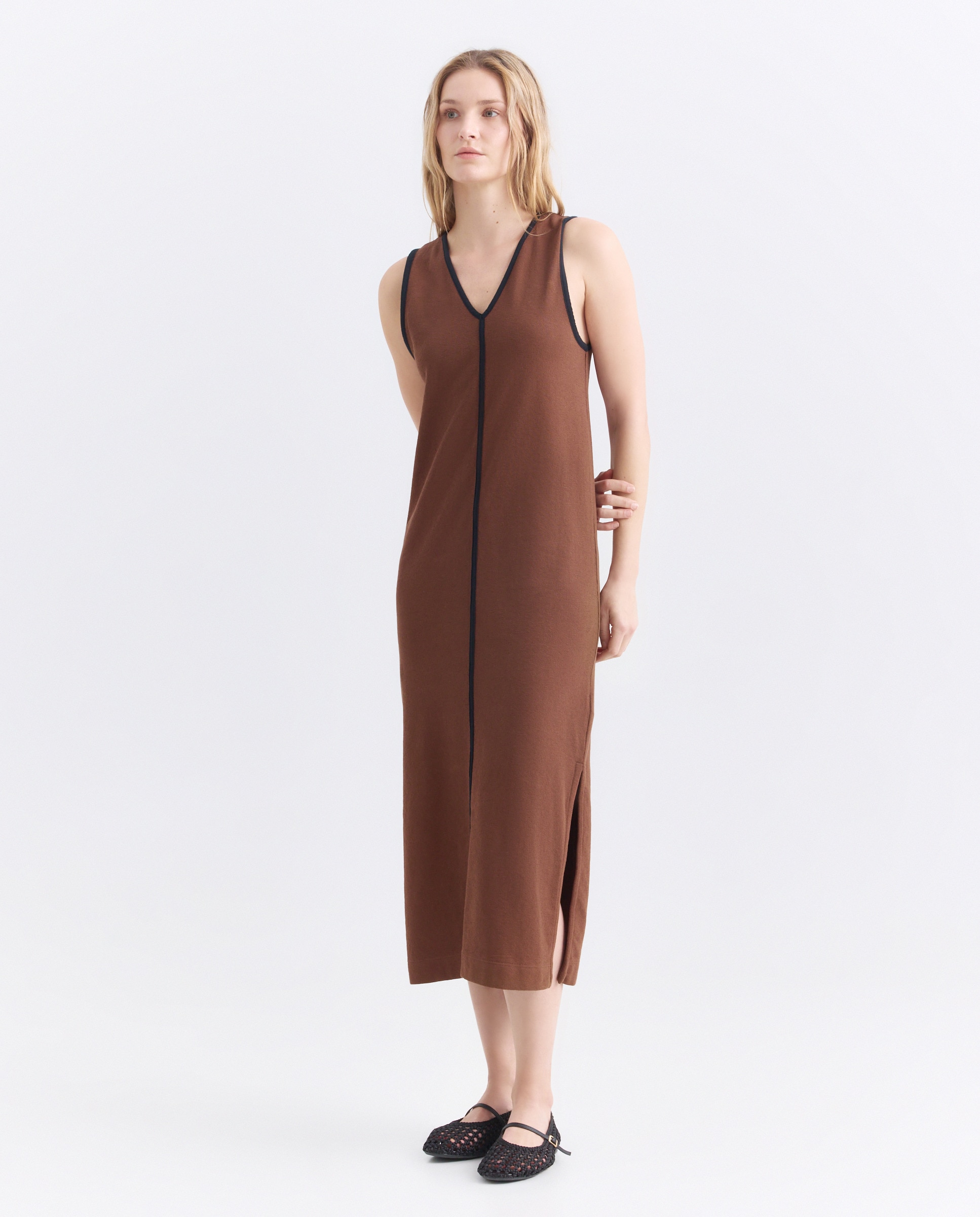 Imagen 0 de Vestido de mujer cuello pico con contrastes