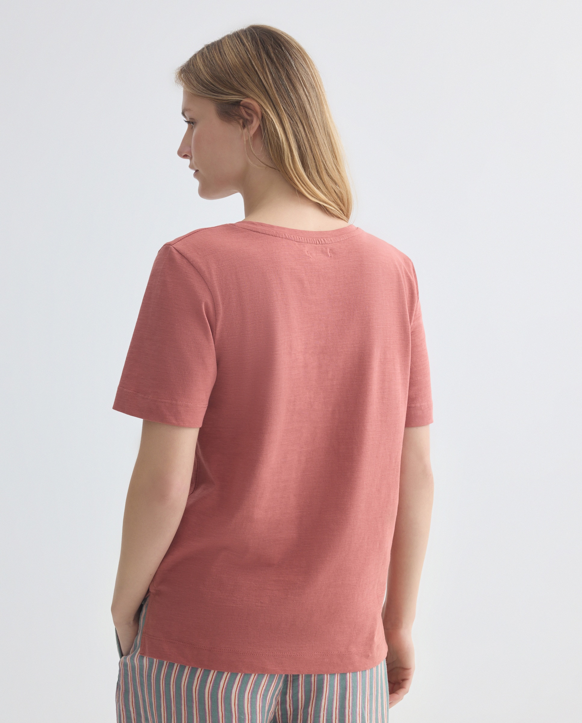 Camiseta básica de mujer cuello pico 230 Rosa oscuro-3