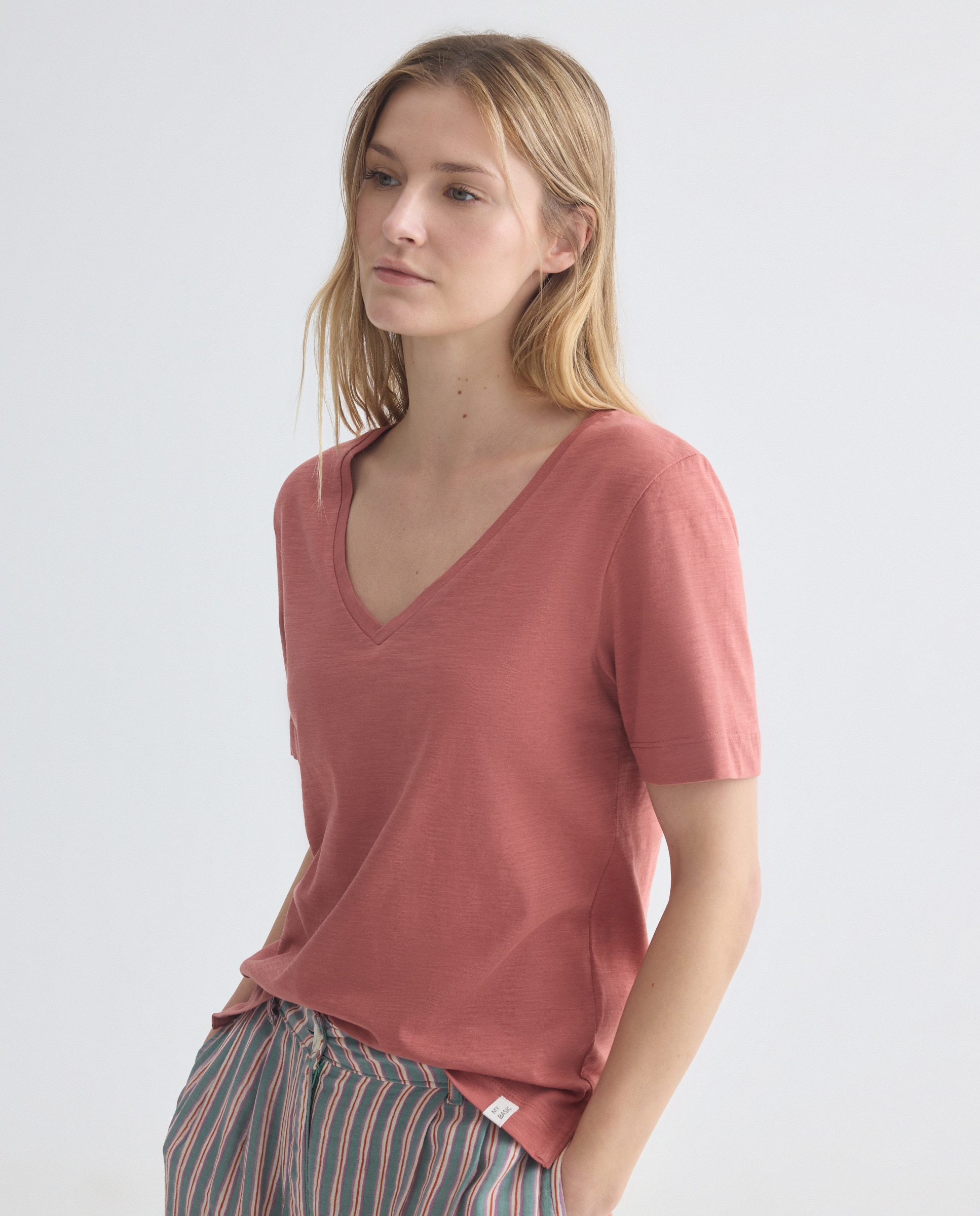 Imagen 0 de Camiseta básica de mujer cuello pico