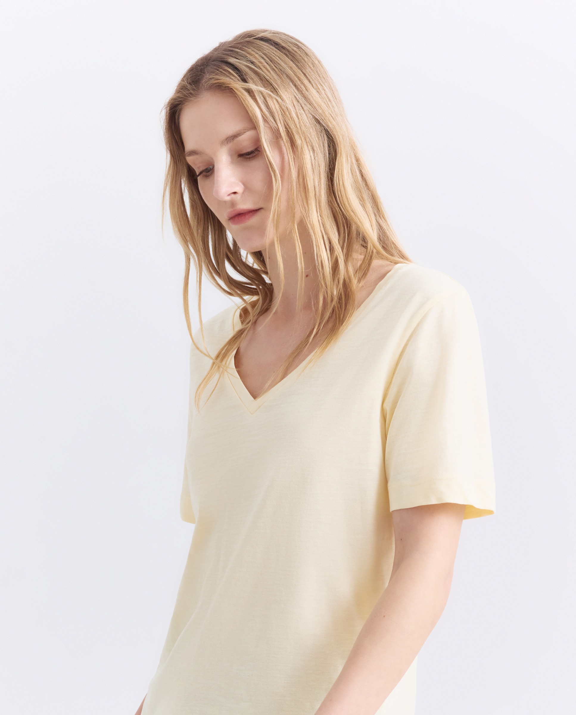 Camiseta básica de mujer cuello pico 310 Amarillo claro-2
