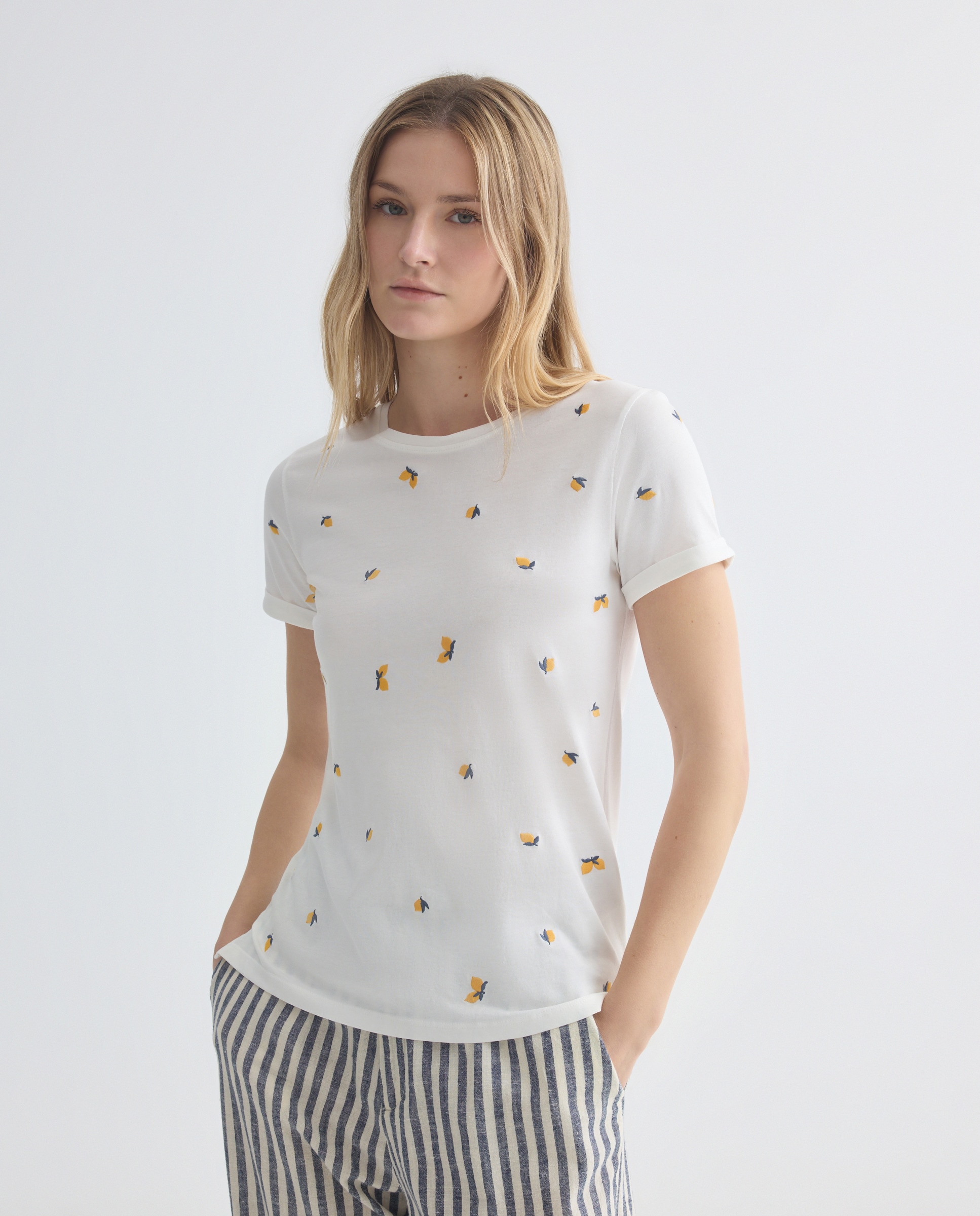 Imagen 0 de Camiseta de mujer cuello caja estampada bordados