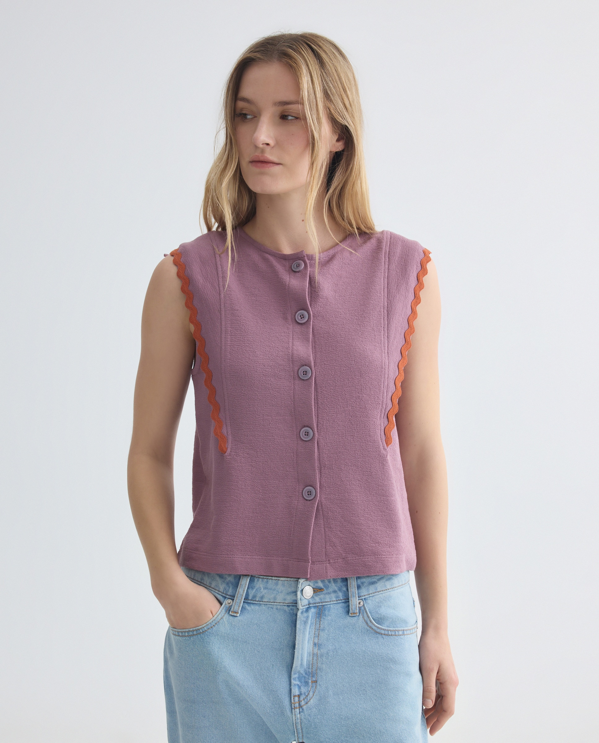 Imagen 0 de Top abotonado de mujer con solapa ribeteada en hombro