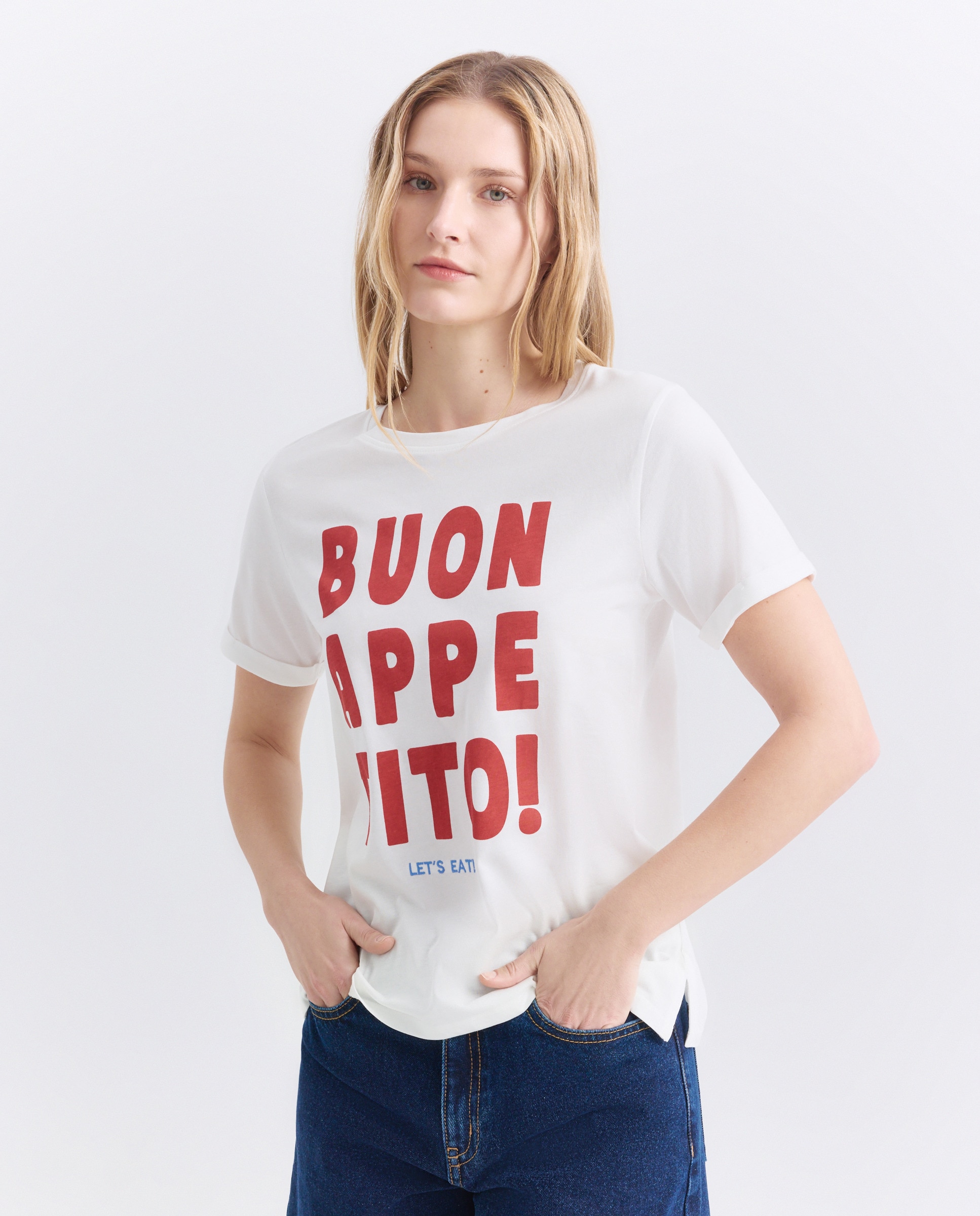 Imagen 0 de Camiseta de mujer cuello caja detalles bordados