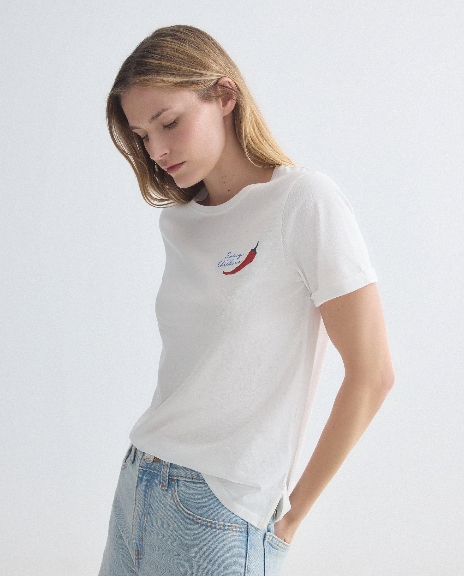 Imagen 0 de Camiseta de mujer cuello caja detalles bordados