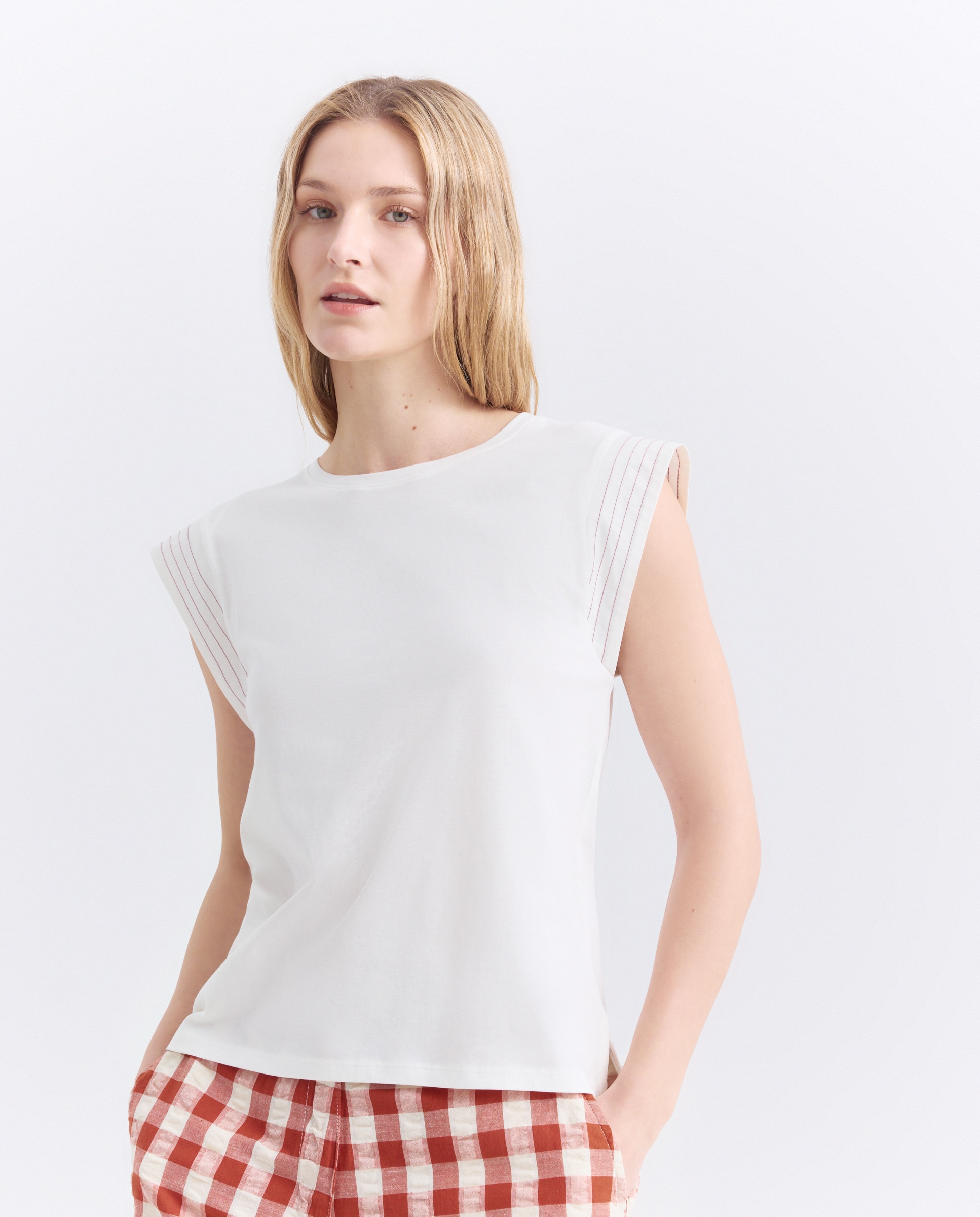 Imagen 0 de Camiseta de mujer cuello caja con solapa en hombro