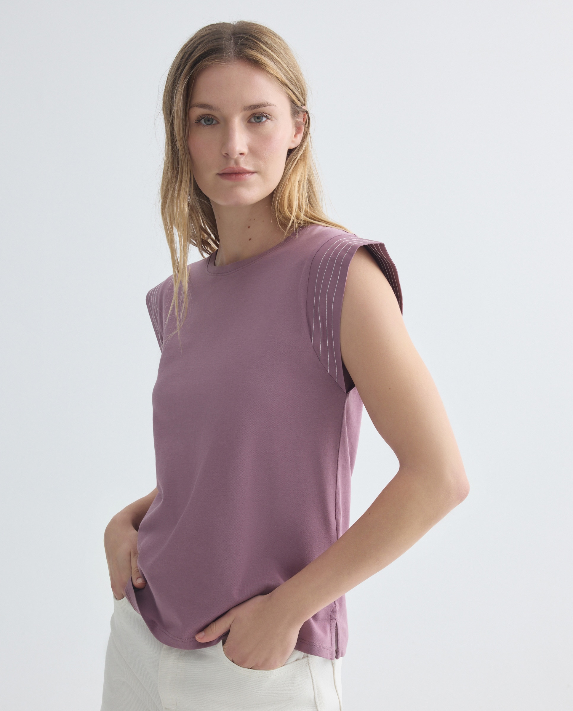 Imagen 0 de Camiseta de mujer cuello caja con solapa en hombro