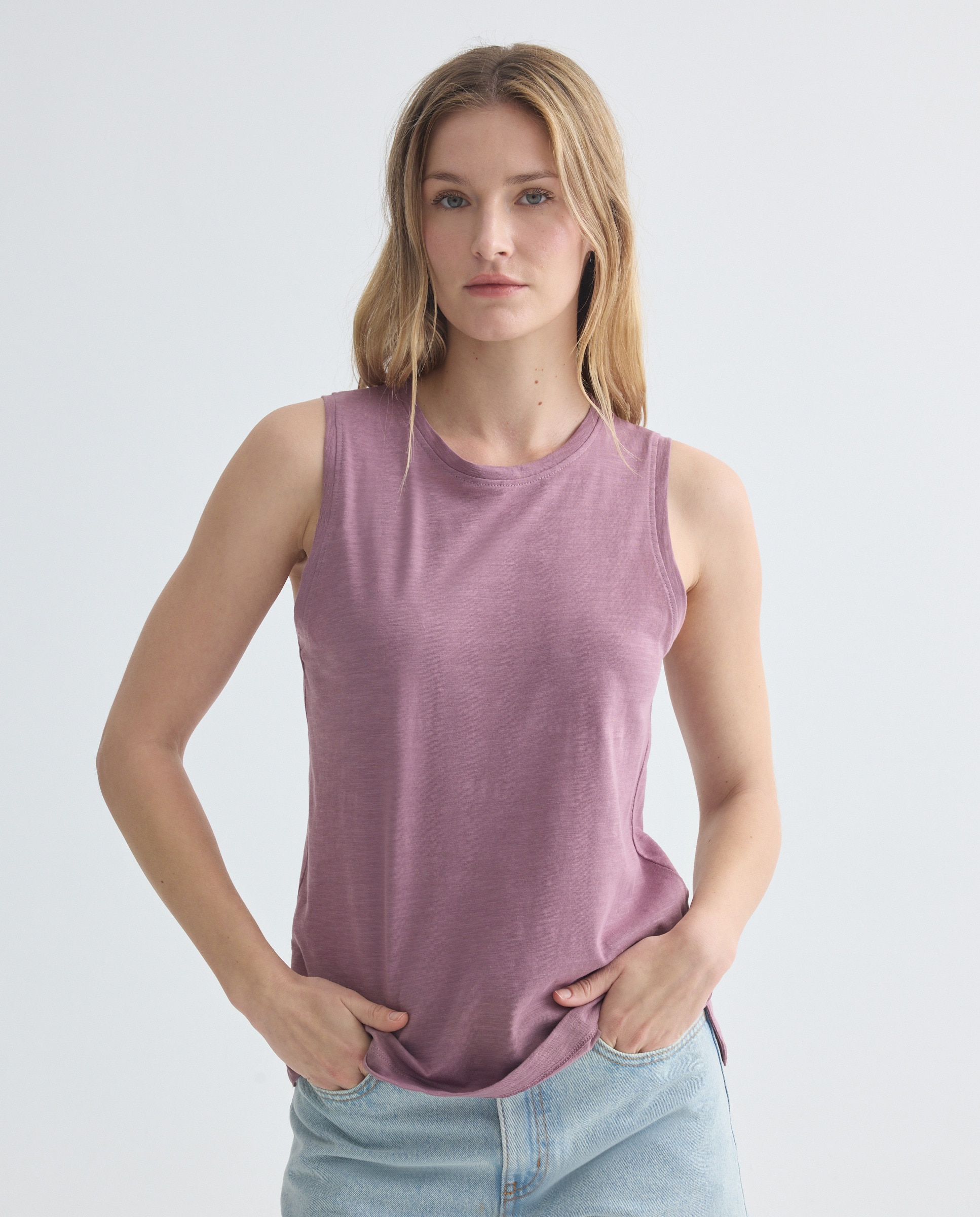 Imagen 0 de Camiseta básica sin mangas de mujer cuello caja