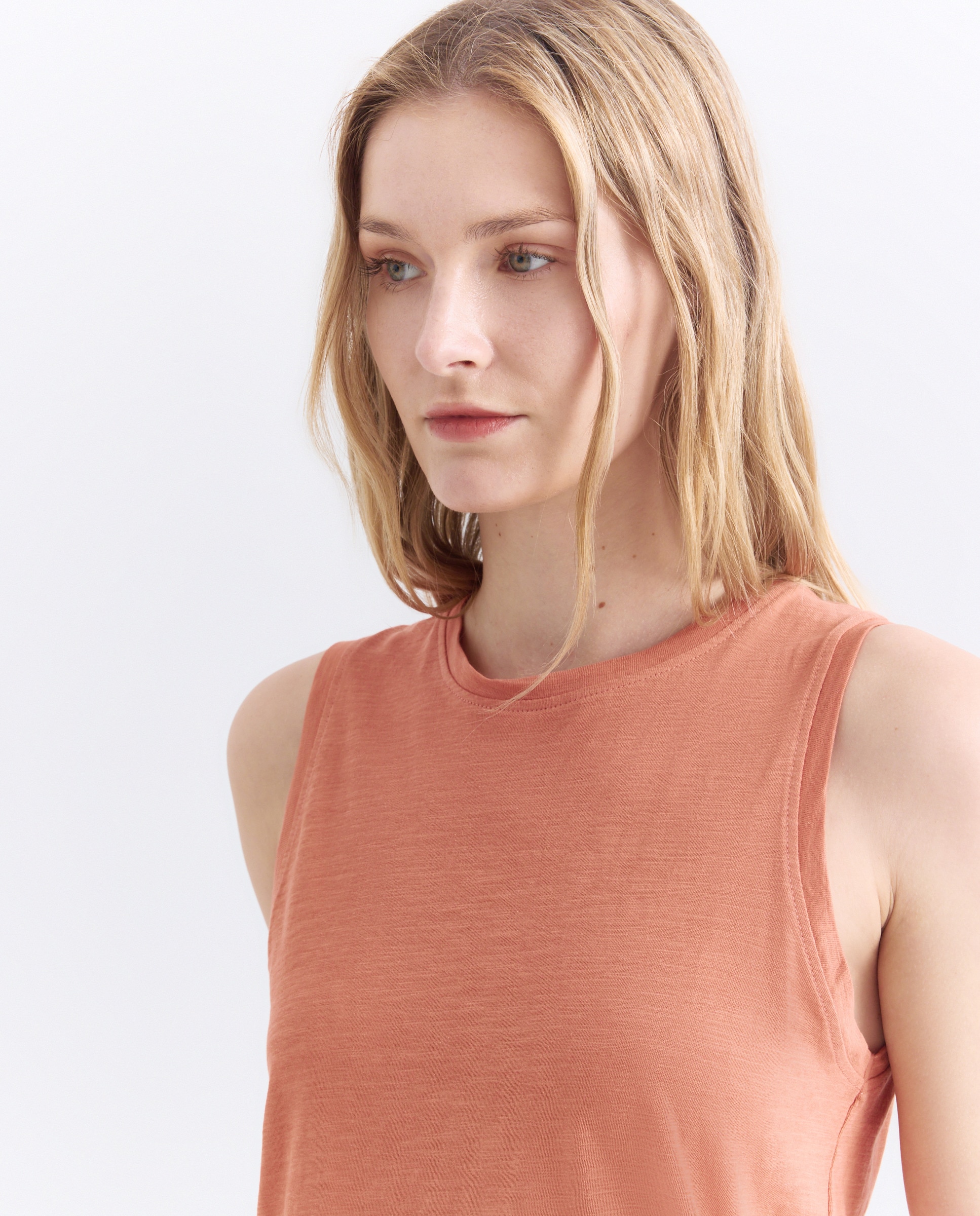 Imagen 0 de Camiseta básica sin mangas de mujer cuello caja