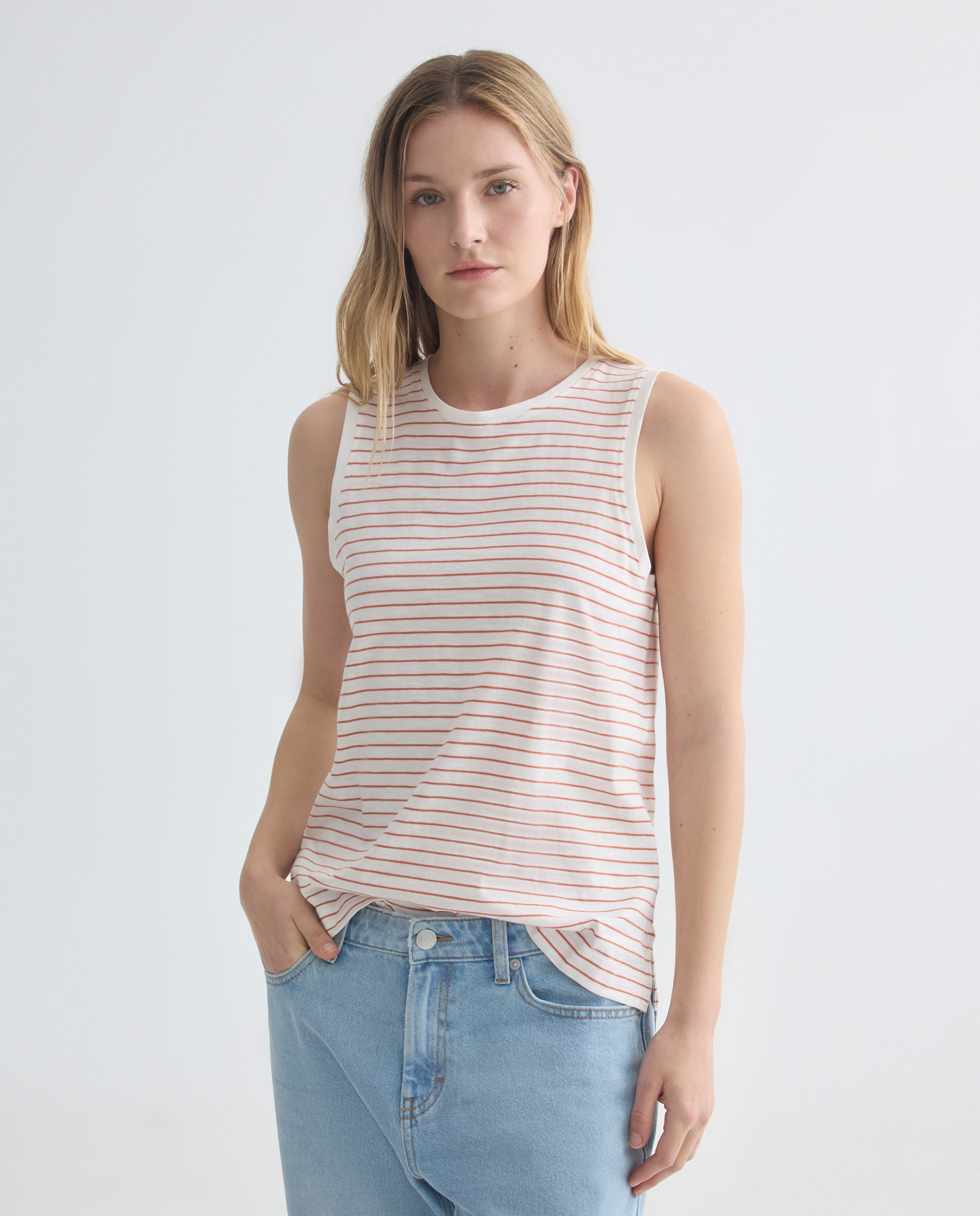 Imagen 0 de Camiseta básica sin mangas de mujer cuello caja