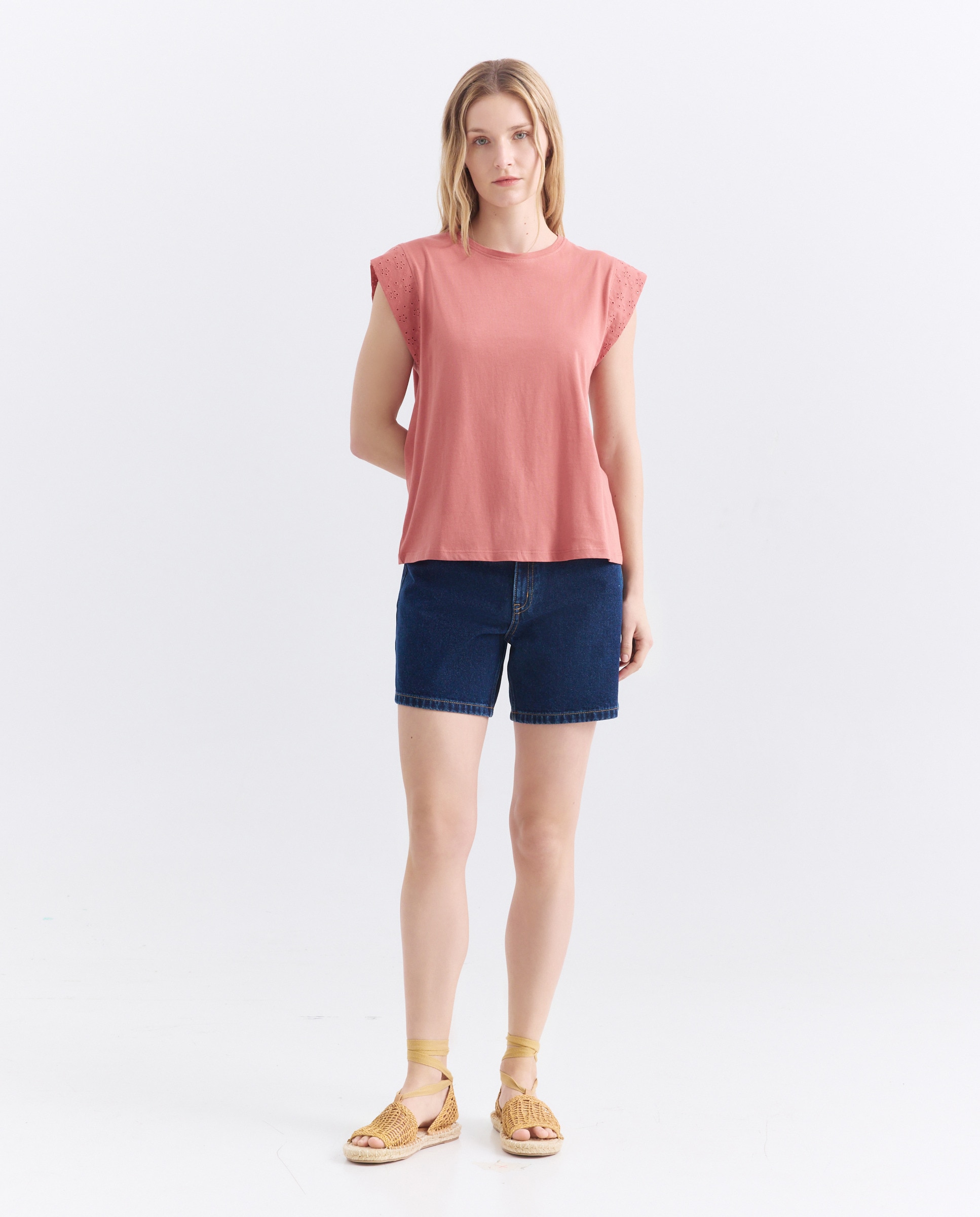 Camiseta sin mangas de mujer con detalle bordado en hombro 230 Rosa oscuro-2
