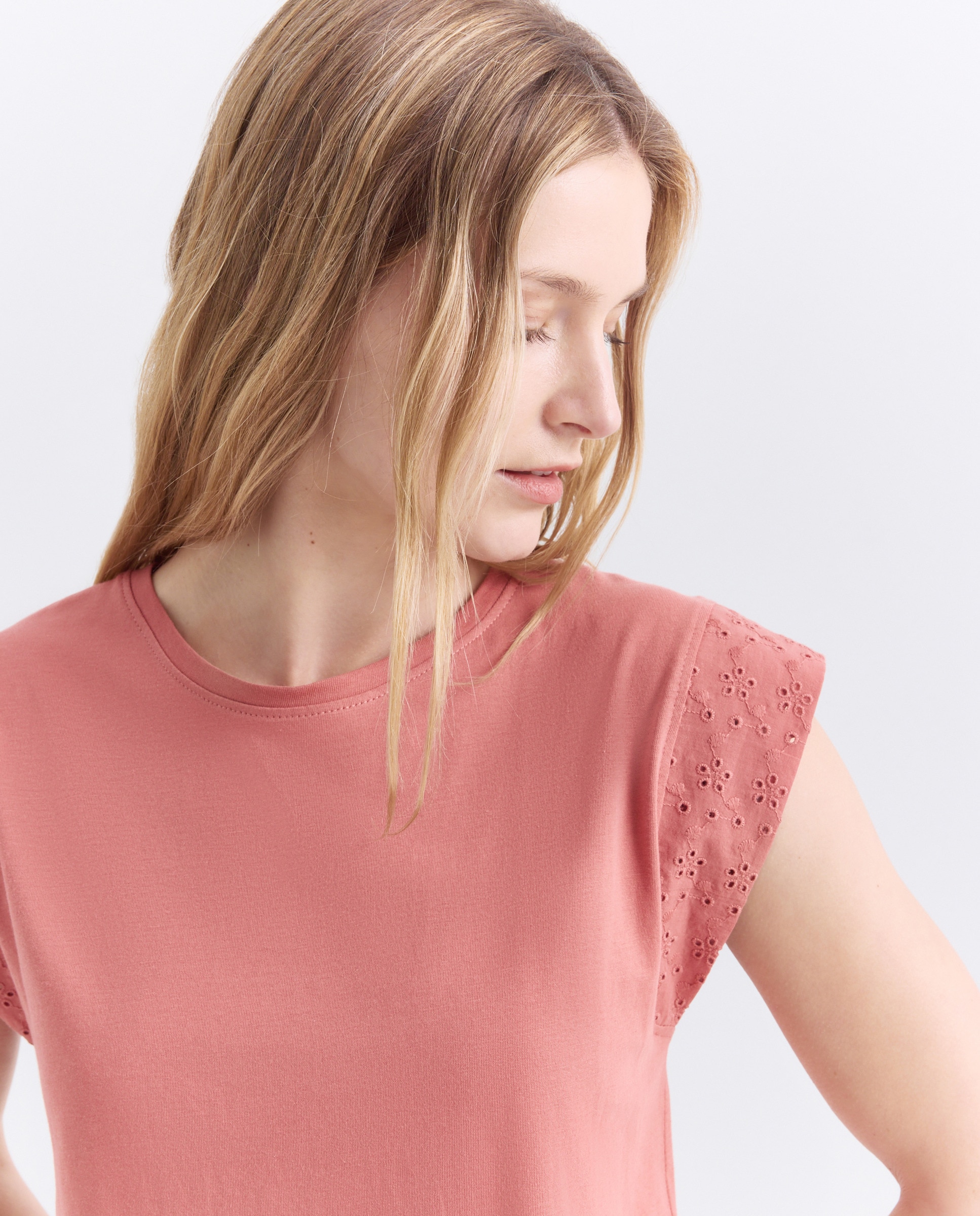 Imagen 0 de Camiseta sin mangas de mujer con detalle bordado en hombro